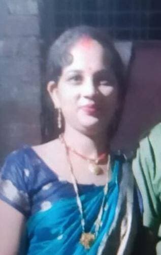फतेहपुर: विजयीपुर में घर के अंदर मृत मिली 34 वर्षीय महिला, परिवार में मचा कोहराम
किचन के दरवाजे के पास मिला शव, सूचना पर पहुंची पुलिस ने पोस्टमार्टम के लिए भेजा
मौत की वजह अब तक स्पष्ट नहीं, पोस्टमार्टम रिपोर्ट के आधार पर आगे की कार्रवाई करेगी पुलिस
खागा/फतेहपुर। उत्तर प्रदेश के फतेहपुर जिले के विजयीपुर कस्बे में बुधवार सुबह एक 34 वर्षीय महिला की संदिग्ध परिस्थितियों में मौत का मामला सामने आया। महिला का शव उसके घर में किचन के दरवाजे के पास फंदे से लटका मिला। घटना की जानकारी होते ही परिवार में अफरा-तफरी मच गई और आसपास के लोग मौके पर एकत्र हो गए। सूचना मिलने पर किशनपुर थाना पुलिस घटनास्थल पर पहुंची और आवश्यक कार्रवाई के बाद शव को पोस्टमार्टम के लिए भेज दिया। फिलहाल महिला की मौत की वजह स्पष्ट नहीं हो सकी है।
घर का दरवाजा बंद मिलने पर हुआ घटना का पता
प्राप्त जानकारी के अनुसार, विजयीपुर कस्बा निवासी सर्वेश अग्रहरी की पत्नी विनीता देवी की उम्र करीब 34 वर्ष थी। उनकी सास मुन्नी देवी ने बताया कि बुधवार सुबह करीब आठ बजे वह समूह का पैसा जमा करने के लिए पड़ोस में गई थीं। वापस लौटने के बाद वह बच्चों को खाना खिलाने के लिए घर पहुंचीं, लेकिन घर का दरवाजा अंदर से बंद मिला।
काफी देर तक आवाज देने के बावजूद दरवाजा नहीं खुला। इसके बाद मोहल्ले के लोगों की मदद से दरवाजा खुलवाने का प्रयास किया गया। अंदर पहुंचने पर विनीता देवी किचन के दरवाजे पर लगे जंगले से फंदे के सहारे लटकी मिलीं। घटना सामने आते ही परिवार के सदस्यों में चीख-पुकार मच गई।
सूचना मिलते ही मौके पर पहुंची पुलिस
घटना की जानकारी मिलने पर किशनपुर थानाध्यक्ष मनीष सिंह पुलिस टीम के साथ मौके पर पहुंचे। महिला पुलिसकर्मी की सहायता से शव को नीचे उतरवाया गया। इसके बाद पुलिस ने शव को कब्जे में लेकर पोस्टमार्टम के लिए भेज दिया।
पुलिस ने घटनास्थल पर आवश्यक कार्रवाई की। फिलहाल उपलब्ध जानकारी के आधार पर महिला की मौत के कारणों को लेकर कोई अंतिम निष्कर्ष सामने नहीं आया है।
पोस्टमार्टम रिपोर्ट के बाद स्पष्ट होगी स्थिति
किशनपुर थानाध्यक्ष मनीष सिंह के अनुसार, महिला के शव को पोस्टमार्टम के लिए भेजा गया है। मौत की वास्तविक वजह फिलहाल स्पष्ट नहीं है। पोस्टमार्टम रिपोर्ट और जांच में सामने आने वाले तथ्यों के आधार पर आगे की विधिक कार्रवाई की जाएगी।
घटना के बाद परिवार और स्थानीय लोगों में शोक का माहौल है। अब पुलिस की जांच और पोस्टमार्टम रिपोर्ट से ही मौत की परिस्थितियों के बारे में स्थिति स्पष्ट हो सकेगी। फिलहाल किसी निष्कर्ष पर पहुंचना जल्दबाजी होगी।
एनडी न्यूज़ की अपील
ND NEWS | दैनिक निष्पक्ष धारा की अपील है कि किसी भी परिवार में अचानक ऐसी दुखद घटना सामने आने पर अफवाहों से बचें और पुलिस जांच पूरी होने तक अपुष्ट दावे साझा न करें। ऐसी परिस्थितियों में पीड़ित परिवार की निजता और भावनाओं का सम्मान करना सभी की जिम्मेदारी है।
स्थानीय प्रशासन और पुलिस से भी आग्रह है कि मामले की निष्पक्ष जांच कर तथ्यों के आधार पर आवश्यक कार्रवाई सुनिश्चित की जाए। परिवार को संवेदनशील परिस्थितियों में आवश्यक सहयोग उपलब्ध कराया जाए।
👇👇👇
#NDNews #दैनिकनिष्पक्षधारा #Fatehpur #Vijayipur #Khaga #KishanpurPolice #FatehpurPolice #UPPolice #WomenSafety #PoliceInvestigation #UttarPradesh
👇👇
@dgpup
@RSSorg
@UPGovt
@wpl1090
@RSSgeet
@Uppolice
@MIB_India
@PMOIndia
@HMOIndia
@abmanglik
@VHPDigital
@igrangealld
@myogioffice
@InfoDeptUP
@dmfatehpur
@sdmsadarftp
@CMOfficeUP
@CMOUP_RC
@UPPRD1948
@ChiefSecyUP
@ChiefSecyUP
@MahantYogiG
@FatehpurSdm
@fatehpurpolice
@BajrangDalOrg
@rashtrapatibhvn
@UPMahilaKalyan
@112UttarPradesh
@myogiadityanath
@CommissionerPrg
@ADGZonPrayagraj
👇👇
🟥 ND NEWS | दैनिक निष्पक्ष धारा
मुख्य संपादक / संस्थापक: राजन सिंह हाड़ा
सह-संपादक: शालिनी सिंह भदौरिया
✒️ रिपोर्ट: फतेहपुर जिला ब्यूरो
📍 कार्यालय-3: U158, हीरा स्वीट्स के पास, विकास मार्ग, लक्ष्मी नगर, पूर्वी दिल्ली, पिन कोड – 110092 (NCR)
📍 कार्यालय-2: विधानसभा रोड, बर्लिंगटन चौराहा, लखनऊ – 226001 (UP)
📍 कार्यालय-1: 1/1 अटल बिहारी चौराहा, नियर बर्मा चौराहा, फतेहपुर – 212601 (UP)
📅 दिनांक: 14 अक्टूबर 2026
📆 दिन: बुधवार
📧 Email: ndnewschannel@gmail.com
📞 मोबाइल: 096961 19696