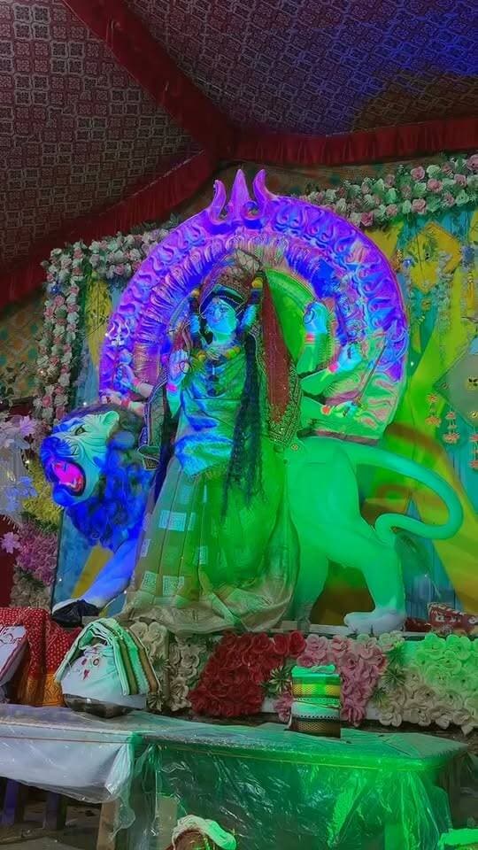 मां भगवती की महाआरती में उमड़े श्रद्धालु, जयकारों से गूंजा जोधा सिंह नगर
नवरात्र के चौथे दिन भक्तिमय हुआ बेर्रवा, महाआरती के बाद देर रात तक चला जागरण
माता रानी के दरबार में श्रद्धालुओं ने टेका माथा, परिवार की सुख-समृद्धि की कामना
खागा/फतेहपुर। शारदीय नवरात्र के पावन अवसर पर फतेहपुर जनपद के नगर पंचायत खखरेरू अंतर्गत जोधा सिंह नगर, बेर्रवा में मां भगवती की महाआरती श्रद्धा और उत्साह के साथ संपन्न हुई। धार्मिक आयोजन में बड़ी संख्या में श्रद्धालुओं ने हिस्सा लेकर माता रानी की पूजा-अर्चना की और सुख-समृद्धि की कामना की। महाआरती के बाद आयोजित रात्रि जागरण में भक्ति गीतों और माता रानी के जयकारों से पूरा वातावरण भक्तिमय हो गया।
महाआरती में श्रद्धालुओं ने लिया हिस्सा
नवरात्र के चौथे दिन आयोजित महाआरती के दौरान श्रद्धालुओं ने विधि-विधान से मां भगवती की पूजा-अर्चना की। आरती के समय भक्तों में विशेष उत्साह देखने को मिला। श्रद्धालुओं ने माता रानी के चरणों में शीश नवाकर परिवार की खुशहाली, सुख-शांति और समृद्धि की प्रार्थना की।
भजनों से देर रात तक भक्तिमय रहा माहौल
महाआरती के समापन के बाद रात्रि जागरण का आयोजन किया गया। धार्मिक कार्यक्रम में श्रद्धालु भक्ति के रंग में रंगे नजर आए। माता रानी के जयकारों और भक्ति गीतों से जोधा सिंह नगर का वातावरण देर रात तक भक्तिमय बना रहा। आयोजन में क्षेत्रीय श्रद्धालुओं ने उत्साहपूर्वक भागीदारी की।
नवरात्र पर क्षेत्र में उत्साह का माहौल
नवरात्र के चलते क्षेत्र में धार्मिक गतिविधियों और पूजा-अर्चना को लेकर श्रद्धालुओं में खासा उत्साह दिखाई दे रहा है। मां भगवती की आराधना के साथ लोग परिवार और समाज की खुशहाली की कामना कर रहे हैं। ऐसे आयोजन धार्मिक आस्था को मजबूत करने के साथ लोगों को एक-दूसरे से जुड़ने और सामाजिक सहभागिता बढ़ाने का अवसर भी देते हैं।
एनडी न्यूज़ की अपील
एनडी न्यूज़ | दैनिक निष्पक्ष धारा सभी श्रद्धालुओं से अपील करता है कि धार्मिक आयोजनों में श्रद्धा के साथ-साथ स्वच्छता, अनुशासन और आपसी सौहार्द बनाए रखें। आयोजन समितियां भी श्रद्धालुओं की सुविधा, साफ-सफाई और सुरक्षा का विशेष ध्यान रखें, ताकि पर्व शांतिपूर्ण और उल्लासपूर्ण वातावरण में संपन्न हों।
👇👇
#NDNews #दैनिकनिष्पक्षधारा #Fatehpur #Khaga #Khakhreru #JodhaSinghNagar #Berrawa #MaaBhagwati #Navratri #Mahaaarti #RatriJagran #धार्मिकआयोजन #मांभगवती
👇👇👇
🟥 ND NEWS | दैनिक निष्पक्ष धारा
मुख्य संपादक / संस्थापक: राजन सिंह हाड़ा
सह-संपादक: शालिनी सिंह भदौरिया
✒️ रिपोर्ट: फतेहपुर जिला ब्यूरो
📍 कार्यालय-3: U158, हीरा स्वीट्स के पास, विकास मार्ग, लक्ष्मी नगर, पूर्वी दिल्ली – 110092 (NCR)
📍 कार्यालय-2: विधानसभा रोड, बर्लिंगटन चौराहा, लखनऊ – 226001 (UP)
📍 कार्यालय-1: 1/1 अटल बिहारी चौराहा, नियर बर्मा चौराहा, फतेहपुर – 212601 (UP)
📅 दिनांक: 15 अक्टूबर 2026
📆 दिन: गुरुवार
📧 Email: ndnewschannel@gmail.com
📞 मोबाइल: 096961 19696