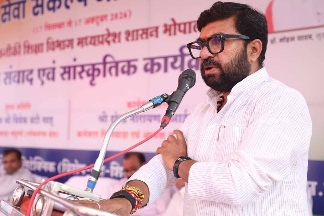 सेवा संकल्प अभियान के अंतर्गत आज युवा संवाद एवं सांस्कृतिक कार्यक्रम इंदिरा गांधी शासकीय पॉलिटेक्निक महाविद्यालय छिन्दवाड़ा में आयोजित किया गया। इस दौरान सांसद श्री विवेक बंटी साहू एवं कलेक्टर श्री हरेंद्र नारायन ने विद्यार्थियों से संवाद भी किया।
PMO India
Dr Mohan Yadav
CM Madhya Pradesh
Bunty Vivek Sahu
#सेवा_संकल्प_अभियान
#procwa #छिन्दवाड़ा
#JansamparkMP
Department of Higher Education, Madhya Pradesh
Jansampark Madhya Pradesh