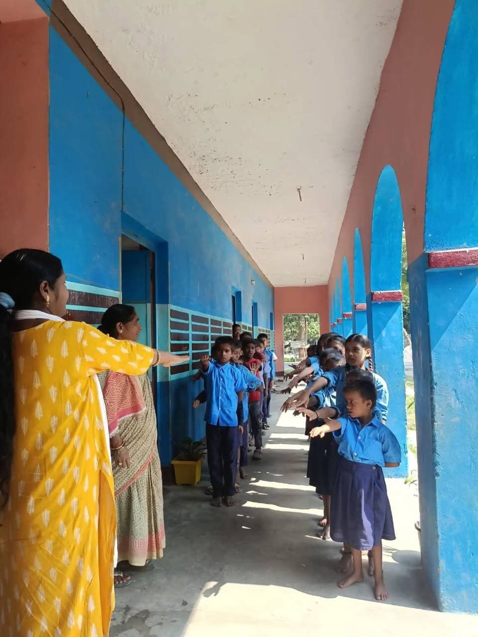 समाहरणालय पूर्णिया,
जिला जनसंपर्क कार्यालय,
प्रेस विज्ञप्ति:-1673,
दिनांक 15/10/2026,
==================
विश्व हाथ धुलाई दिवस पर कसबा के मल्हारिया पंचायत में हाथ धुलाई कार्यक्रम आयोजित:-
विश्व हाथ धुलाई दिवस (15 अक्टूबर 2026) के अवसर पर पूर्णिया जिले के कसबा प्रखंड अंतर्गत मल्हारिया पंचायत में एक हाथ धुलाई कार्यक्रम का आयोजन किया गया।
इस वर्ष की थीम “Be a Handwashing Hero” (हाथ धोने के हीरो बनें) के तहत उपस्थित लोगों और बच्चों को नियमित रूप से साबुन से हाथ धोने की आदत अपनाने के लिए प्रेरित किया गया। कार्यक्रम में हाथ धोने के सही तरीकों का प्रदर्शन किया गया और स्वच्छता से बीमारियों से बचाव के प्रति लोगों को जागरूक किया गया।
#PMNarendraModo
#cmsamrat
#samratchoudhary