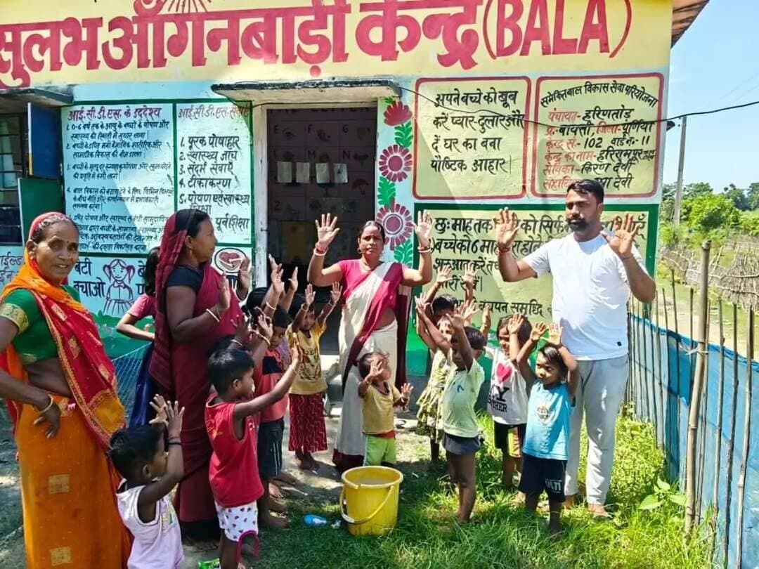 समाहरणालय पूर्णिया,
जिला जनसंपर्क कार्यालय,
प्रेस विज्ञप्ति:-1671
दिनांक 15/10/2026,
==================
पूर्णिया के बायसी प्रखंड में ‘विश्व हाथ धुलाई दिवस’ पर आंगनवाड़ी केंद्रों में विशेष आयोजन:-इस वर्ष की थीम "Be a Handwashing Hero" के तहत बच्चों और ग्रामीणों को नियमित रूप से सही तरीके से हाथ धोने के लिए किया गया जागरूक।
आज 'विश्व हाथ धुलाई दिवस' (Global Handwashing Day) के अवसर पर पूर्णिया जिले के बायसी प्रखंड अंतर्गत हरिणतोड़ पंचायत के आंगनवाड़ी केंद्रों में स्वच्छता एवं स्वास्थ्य जागरूकता हेतु हाथ धुलाई कार्यक्रम का विशेष आयोजन किया गया।
इस वर्ष विश्व हाथ धुलाई दिवस की मुख्य थीम “Be a Handwashing Hero” (हाथ धोने के हीरो बनें) रखी गई है।
इस थीम के माध्यम से बच्चों, माताओं और आम ग्रामीणों को नियमित रूप से साबुन से हाथ धोने की आदत को अपनाने और अपने समुदाय में स्वच्छता के प्रति जागरूकता फैलाने का संदेश दिया गया।
कार्यक्रम की मुख्य बातें:-
हाथ धोने की सही तकनीक का प्रदर्शन:- आंगनवाड़ी कार्यकर्ताओं और सहायिकाओं द्वारा बच्चों को साबुन से हाथ धोने के 6 प्रमुख चरणों (सुमन-के विधि/SUMAN-K method) को खेल-खेल में और अभ्यास कराकर सिखाया गया।
बीमारियों से बचाव का संदेश:- कार्यक्रम के दौरान उपस्थित लोगों को बताया गया कि खाना खाने से पहले, शौच के बाद और किसी भी गंदी वस्तु को छूने के बाद साबुन से हाथ धोना बेहद आवश्यक है।
यह छोटी सी आदत डायरिया, निमोनिया और अन्य संक्रामक बीमारियों से बचाने में सबसे प्रभावी हथियार है।
बच्चों का उत्साह: आंगनवाड़ी के छोटे-छोटे बच्चों ने बड़े उत्साह के साथ हाथ धोने की गतिविधियों में भाग लिया और 'हाथ धुलाई हीरो' बनने का संकल्प लिया।
समुदाय की सहभागिता:------ कार्यक्रम में स्थानीय ग्रामीणों एवं माताओं ने भी बढ़-चढ़कर हिस्सा लिया।
उपस्थित स्वास्थ्य एवं आंगनवाड़ी कर्मियों ने परिवारों को घर में भी बच्चों को नियमित हाथ धोने की आदत डालने की सलाह दी।
कार्यक्रम का समापन सभी उपस्थित लोगों द्वारा स्वयं नियमित रूप से हाथ धोने और दूसरों को भी इसके लिए प्रेरित करने की शपथ के साथ हुआ।
#pmnarendramodi
#cmsamrat
#samratchoudhary