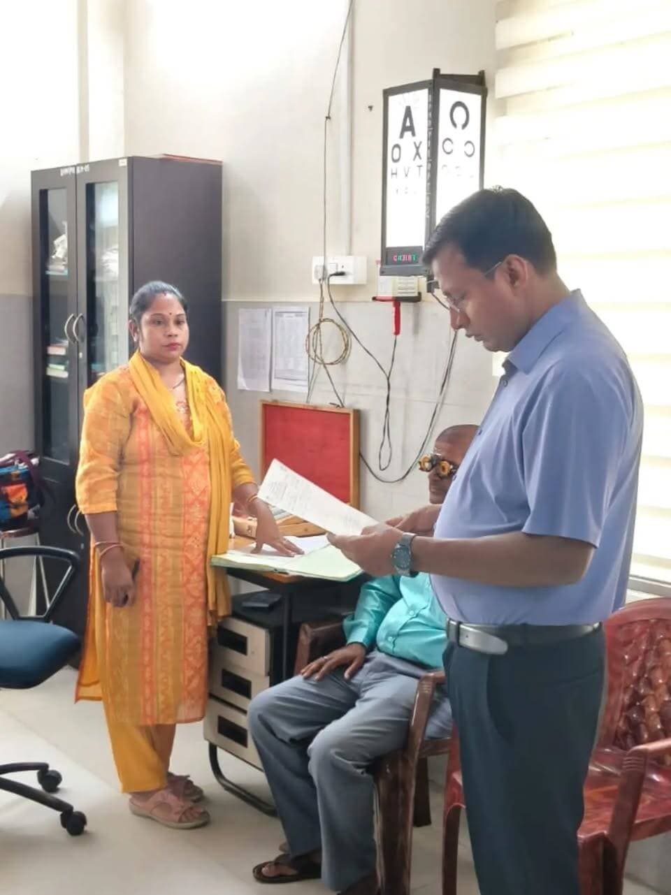 समाहरणाल, पूर्णिया,
जिला जनसंपर्क कार्यालय,
प्रेस विज्ञप्ति:- 1670,
दिनांक 15/10/2026,
श्री अंशुल कुमार, भा०प्र०से०, जिला पदाधिकारी, पूर्णिया के निर्देश एवं समाज कल्याण विभाग, बिहार सरकार (SSUPSW/सक्षम) के दिशा-निर्देशों के आलोक में दिनांक 15.10.2026 को श्री अमरेश कुमार, सहायक निदेशक, जिला सामाजिक सुरक्षा कोषांग, पूर्णिया द्वारा बुनियाद केंद्र, पूर्णिया सदर का निरीक्षण किया गया और
अन्य तीन बुनियाद केंद्रों यथा बनमनखी, धमदाहा एवं बायसी के केंद्र प्रबंधकों एवं संबंधित कर्मियों के साथ वीडियो कॉन्फ्रेंसिंग (VC) के माध्यम से समीक्षा बैठक आयोजित की गई।
निरीक्षण एवं VC का मुख्य उद्देश्य बुनियाद केंद्रों के दैनिक कार्यों की समीक्षा, पूर्व में दिए गए निर्देशों के अनुपालन की स्थिति का आकलन,
लाभार्थियों को उपलब्ध कराई जा रही सेवाओं की गुणवत्ता में सुधार तथा वृद्धजनों, दिव्यांगजनों एवं विधवा महिलाओं तक योजनाओं एवं सेवाओं की पहुँच सुनिश्चित करना था।
बैठक में विगत VC में दिए गए निर्देशों के आलोक में सभी केंद्रों से कार्य-प्रगति प्रतिवेदन प्राप्त कर उसकी समीक्षा की गई। समीक्षा के क्रम में दैनिक कार्य-प्रगति में वृद्धि, यूडीआईडी कार्ड हेतु आवेदन, सहायक उपकरणों के लिए आवेदन, पेंशन ई-केवाईसी, फिजियोथेरेपी एवं स्पीच थेरेपी सेवाओं तथा मोबाइल थेरेपी वैन की गतिविधियों पर विशेष जोर दिया गया।
निरीक्षण एवं समीक्षा के दौरान सभी केंद्र प्रबंधक, बुनियाद केंद्रों को निर्देश दिया गया कि वे अपने कार्यक्षेत्र की अंतिम पंचायत तक सेवाओं की पहुँच सुनिश्चित करें तथा पात्र लाभार्थियों को उपलब्ध योजनाओं एवं सुविधाओं से जोड़ते हुए अधिकाधिक आवेदन प्राप्त करें। साथ ही, दैनिक प्रगति प्रतिवेदन नियमित रूप से जिला सामाजिक सुरक्षा कोषांग, पूर्णिया को उपलब्ध कराने तथा पूर्व में दिए गए निर्देशों का समयबद्ध अनुपालन सुनिश्चित करने का निर्देश दिया गया।
#pmnarendramodi
#cmsamrat
#samratchoudhary