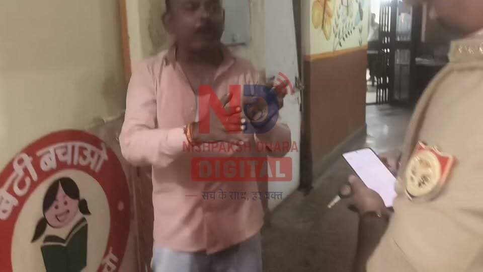 फतेहपुर में पंचायत जांचों में देरी पर उठे सवाल, शिकायत लेकर पहुंचे व्यक्ति के आत्मदाह के प्रयास से मचा हड़कंप
तीन साल से जांच लंबित रहने का आरोप, ग्राम पंचायत चक इटौली के मामले में कार्रवाई को लेकर उठाए सवाल
पंचायतों में कथित भ्रष्टाचार की जांच और जवाबदेही पर बहस तेज, शिकायतों के समयबद्ध निस्तारण की मांग
फतेहपुर | 15 अक्टूबर 2026, गुरुवार | दैनिक निष्पक्ष धारा
फतेहपुर। उत्तर प्रदेश के फतेहपुर में ग्राम पंचायतों की जांच और कथित अनियमितताओं से जुड़ी शिकायतों के निस्तारण में देरी को लेकर गंभीर सवाल सामने आए हैं। सोशल मीडिया पर सामने आए एक वीडियो में एक व्यक्ति के ज्वलनशील पदार्थ डालकर आत्मदाह का प्रयास करने की घटना का जिक्र किया गया है। वीडियो में मौजूद अधिवक्ता तृतोष गुप्ता ने ग्राम पंचायत चक इटौली की जांच में कथित देरी और संबंधित अधिकारियों की कार्यप्रणाली पर सवाल उठाए हैं। उनका आरोप है कि जांच और कार्रवाई की जानकारी के लिए शिकायतकर्ताओं को लंबे समय तक कार्यालयों के चक्कर लगाने पड़ते हैं। हालांकि, घटना की पूरी परिस्थितियों, संबंधित शिकायतों की वर्तमान स्थिति और लगाए गए आरोपों की स्वतंत्र पुष्टि होना अभी बाकी है।
इस घटनाक्रम ने एक बार फिर यह सवाल खड़ा किया है कि जब किसी ग्राम पंचायत में कथित वित्तीय अनियमितताओं की शिकायत की जाती है, तो उसकी जांच और अंतिम कार्रवाई समयबद्ध तरीके से सुनिश्चित करने की जिम्मेदारी किस स्तर पर तय होती है। शिकायतों का निस्तारण लंबित रहने से लोगों में निराशा बढ़ने की आशंका रहती है। ऐसे मामलों में प्रशासन की पारदर्शिता, जवाबदेही और प्रभावी जनसुनवाई बेहद महत्वपूर्ण हो जाती है।
तीन साल से जांच लंबित होने का आरोप, शिकायतकर्ता ने उठाए सवाल
वीडियो में अधिवक्ता तृतोष गुप्ता ने बताया कि ग्राम पंचायत चक इटौली की जांच के संबंध में जानकारी लेने के लिए वह कार्यालय पहुंचे थे। उन्होंने आरोप लगाया कि पंचायत से संबंधित जांच और कार्रवाई की प्रक्रिया लंबे समय से लंबित है और शिकायतकर्ताओं को बार-बार कार्यालय आने के बावजूद स्पष्ट जानकारी नहीं मिल पा रही है।
गुप्ता ने ग्राम पंचायत में कथित अनियमितताओं, ग्राम सचिव की तैनाती और जांच के बाद भी कार्रवाई नहीं होने को लेकर सवाल उठाए। उन्होंने जिला पंचायत राज अधिकारी (डीपीआरओ) से संबंधित मामले में प्रशासनिक कार्रवाई और जिम्मेदारी तय किए जाने की मांग भी उठाई।
वीडियो में वह अधिकारियों से बातचीत के दौरान यह कहते सुनाई देते हैं कि तीन साल से उन्हें अलग-अलग समय पर आने के लिए कहा जा रहा है, लेकिन समस्या का समाधान नहीं हो पा रहा है। दूसरी ओर, बातचीत में मौजूद अधिकारी फाइल की स्थिति और संबंधित कर्मचारी से मिली जानकारी का हवाला देते हुए अपनी बात रखने की कोशिश करते दिखाई देते हैं।
हालांकि, वीडियो में दर्ज बातचीत के आधार पर यह निष्कर्ष निकालना उचित नहीं होगा कि किसी अधिकारी ने जानबूझकर कार्रवाई रोकी या भ्रष्टाचार में संलिप्तता रही है। इन आरोपों की पुष्टि संबंधित अभिलेखों, जांच रिपोर्ट और विभागीय पक्ष से ही हो सकती है।
गाजीपुर निवासी जब्बार के आत्मदाह के प्रयास का जिक्र
वीडियो में बातचीत करने वाले व्यक्ति ने दावा किया कि गाजीपुर निवासी जब्बार नामक व्यक्ति ने ग्राम पंचायत की जांच लंबित रहने से परेशान होकर कार्यालय परिसर में पेट्रोल डालकर आग लगाने का प्रयास किया। उपलब्ध जानकारी में इस घटना को लेकर अलग-अलग विवरण सामने आए हैं। घटना का सटीक समय, संबंधित व्यक्ति की स्थिति और प्रशासन की ओर से की गई कार्रवाई की स्वतंत्र पुष्टि अभी आवश्यक है।
वीडियो में गुप्ता ने कहा कि लंबे समय तक शिकायतों का समाधान नहीं होने पर व्यक्ति मानसिक रूप से परेशान हो सकता है। उन्होंने अपनी शिकायतों के संबंध में भी लगातार कार्यालयों के चक्कर लगाने की बात कही।
ऐसी घटनाएं प्रशासनिक व्यवस्था के सामने एक गंभीर चुनौती पेश करती हैं। किसी भी शिकायतकर्ता को अपनी समस्या के समाधान के लिए इस हद तक निराश नहीं होना चाहिए कि वह अपनी जान जोखिम में डालने जैसा कदम उठाने लगे। शिकायतों को समय पर सुनना, उनकी प्रगति की जानकारी देना और उचित कार्रवाई करना प्रशासनिक व्यवस्था की महत्वपूर्ण जिम्मेदारी है।
ग्राम पंचायतों की जांच में पारदर्शिता और जवाबदेही जरूरी
फतेहपुर सहित प्रदेश के विभिन्न क्षेत्रों में ग्राम पंचायतों के विकास कार्यों, सरकारी धन के उपयोग और योजनाओं के क्रियान्वयन की निगरानी के लिए जांच व्यवस्था महत्वपूर्ण भूमिका निभाती है। यदि किसी पंचायत में वित्तीय अनियमितता, रिश्वतखोरी या सरकारी धन के दुरुपयोग की शिकायत मिलती है, तो उसका निष्पक्ष परीक्षण और साक्ष्यों के आधार पर कार्रवाई आवश्यक है।
चक इटौली के मामले में भी यह स्पष्ट होना चाहिए कि शिकायत कब दर्ज हुई, जांच किस अधिकारी या टीम को सौंपी गई, अब तक कौन-कौन से कदम उठाए गए और यदि जांच पूरी हो चुकी है तो उसकी रिपोर्ट पर क्या निर्णय लिया गया।
यदि जांच में अनियमितताएं प्रमाणित होती हैं, तो नियमानुसार जिम्मेदार व्यक्तियों के विरुद्ध कार्रवाई होनी चाहिए। वहीं, यदि शिकायत के आरोप प्रमाणित नहीं होते, तो शिकायतकर्ता को भी जांच के निष्कर्ष और उसके आधार की स्पष्ट जानकारी दी जानी चाहिए। इससे अफवाहों पर रोक लगेगी और प्रशासन के प्रति लोगों का विश्वास मजबूत होगा।
अधिकारियों की जिम्मेदारी तय हो, शिकायतकर्ता को मिले स्पष्ट जवाब
ग्राम पंचायतों से जुड़ी शिकायतों के निस्तारण में जिला पंचायत राज अधिकारी, मुख्य विकास अधिकारी और जिलाधिकारी की निगरानी महत्वपूर्ण हो सकती है। संबंधित अधिकारियों से अपेक्षा है कि वे लंबित शिकायतों की समीक्षा करें, जांच की समयसीमा तय करें और शिकायतकर्ता को लिखित रूप में प्रगति की जानकारी उपलब्ध कराएं।
यदि किसी मामले में जांच रिपोर्ट तैयार हो चुकी है, लेकिन अंतिम निर्णय लंबित है, तो उसके कारणों को भी स्पष्ट किया जाना चाहिए। इसी तरह, जांच के दौरान किसी कर्मचारी या अधिकारी के विरुद्ध आरोप सामने आते हैं, तो उनका परीक्षण निष्पक्ष तरीके से किया जाना चाहिए।
प्रशासनिक व्यवस्था का उद्देश्य केवल शिकायत प्राप्त करना नहीं, बल्कि उसका उचित परीक्षण कर समाधान तक पहुंचना भी है। समयबद्ध कार्रवाई से न केवल शिकायतकर्ता को राहत मिलती है, बल्कि सरकारी योजनाओं और सार्वजनिक धन के उपयोग में पारदर्शिता भी बढ़ती है।
एनडी न्यूज़ की अपील: शिकायतों का समाधान समय पर हो, कोई व्यक्ति निराशा में खतरनाक कदम न उठाए
एनडी न्यूज़ | दैनिक निष्पक्ष धारा जिला प्रशासन, पंचायती राज विभाग और संबंधित अधिकारियों से अपील करता है कि ग्राम पंचायतों में कथित भ्रष्टाचार, वित्तीय अनियमितताओं और लंबित जांचों से जुड़े मामलों की निष्पक्ष समीक्षा कराई जाए। प्रत्येक शिकायत की प्राप्ति, जांच की स्थिति और अंतिम निर्णय का रिकॉर्ड पारदर्शी रखा जाए, ताकि लोगों को बार-बार कार्यालयों के चक्कर न लगाने पड़ें।
जिम्मेदार अधिकारियों से आग्रह है कि:
- लंबित शिकायतों की समयबद्ध समीक्षा कर उनकी प्रगति शिकायतकर्ताओं को बताई जाए।
- जांच रिपोर्ट पर निर्णय लेने में अनावश्यक देरी न हो और जिम्मेदारी स्पष्ट की जाए।
- भ्रष्टाचार के आरोपों की जांच साक्ष्यों के आधार पर निष्पक्षता से की जाए।
- शिकायतकर्ताओं के साथ सम्मानजनक व्यवहार हो और उनकी बात गंभीरता से सुनी जाए।
- जनसुनवाई व्यवस्था को प्रभावी बनाया जाए, ताकि लोगों को अपनी समस्या के समाधान के लिए बार-बार परेशान न होना पड़े।
आम नागरिकों से अपील: यदि ग्राम पंचायत के किसी कार्य में अनियमितता की आशंका है, तो संबंधित दस्तावेजों, भुगतान विवरण और उपलब्ध साक्ष्यों के साथ लिखित शिकायत दर्ज कराएं तथा उसकी प्राप्ति संख्या सुरक्षित रखें। जरूरत पड़ने पर उच्च अधिकारियों और सरकारी जनसुनवाई माध्यमों से संपर्क करें। किसी भी परिस्थिति में आत्मदाह या स्वयं को नुकसान पहुंचाने का प्रयास न करें। यदि कोई व्यक्ति तत्काल संकट में है, तो उसे सुरक्षित स्थान पर पहुंचाने, आपातकालीन सहायता बुलाने और नजदीकी चिकित्सा सेवा से संपर्क करने को प्राथमिकता दें।
लोकतांत्रिक व्यवस्था में शिकायत उठाना नागरिक का अधिकार है और उस पर निष्पक्ष सुनवाई करना प्रशासन की जिम्मेदारी। इस मामले में भी जांच की वास्तविक स्थिति, संबंधित अधिकारियों का पक्ष और शिकायतों के निस्तारण का विवरण सामने आना जरूरी है, ताकि तथ्यों के आधार पर स्थिति स्पष्ट हो सके और भविष्य में ऐसी घटनाओं को रोकने के लिए प्रभावी कदम उठाए जा सकें।
👇👇👇
#NDNews #दैनिक_निष्पक्ष_धारा #Fatehpur #चकइटौली #ग्रामपंचायत #पंचायतीराजविभाग #DPROFatehpur #जिलाप्रशासन #भ्रष्टाचारजांच #जनसुनवाई #पारदर्शिता #जवाबदेही #UttarPradesh #UPGovt
👇👇
@dgpup
@RSSorg
@UPGovt
@wpl1090
@RSSgeet
@Uppolice
@MIB_India
@PMOIndia
@HMOIndia
@abmanglik
@VHPDigital
@igrangealld
@myogioffice
@InfoDeptUP
@dmfatehpur
@sdmsadarftp
@CMOfficeUP
@CMOUP_RC
@UPPRD1948
@ChiefSecyUP
@ChiefSecyUP
@MahantYogiG
@FatehpurSdm
@fatehpurpolice
@BajrangDalOrg
@rashtrapatibhvn
@UPMahilaKalyan
@112UttarPradesh
@myogiadityanath
@CommissionerPrg
@ADGZonPrayagraj
👇👇👇
🟥 ND NEWS | दैनिक निष्पक्ष धारा
मुख्य संपादक / संस्थापक: राजन सिंह हाड़ा
सह-संपादक: शालिनी सिंह भदौरिया
✒️ रिपोर्ट: फतेहपुर जिला ब्यूरो
📍 कार्यालय-3: U158, हीरा स्वीट्स के पास, विकास मार्ग, लक्ष्मी नगर, पूर्वी दिल्ली – 110092 (NCR)
📍 कार्यालय-2: विधानसभा रोड, बर्लिंगटन चौराहा, लखनऊ – 226001 (UP)
📍 कार्यालय-1: 1/1 अटल बिहारी चौराहा, नियर बर्मा चौराहा, फतेहपुर – 212601 (UP)
📅 दिनांक: 15 अक्टूबर 2026
📆 दिन: गुरुवार
📧 Email: ndnewschannel@gmail.com
📞 मोबाइल: 096961 19696