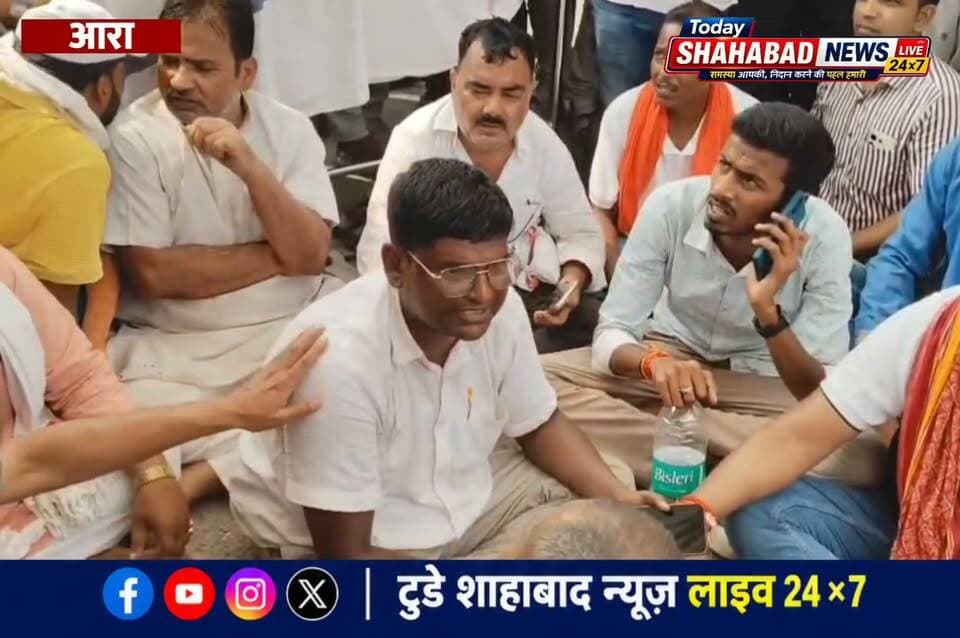 कस्टम विभाग की रिटायर्ड अधिकारी की हत्या के बाद सड़क जाम कर धरने पर बैठे लोग