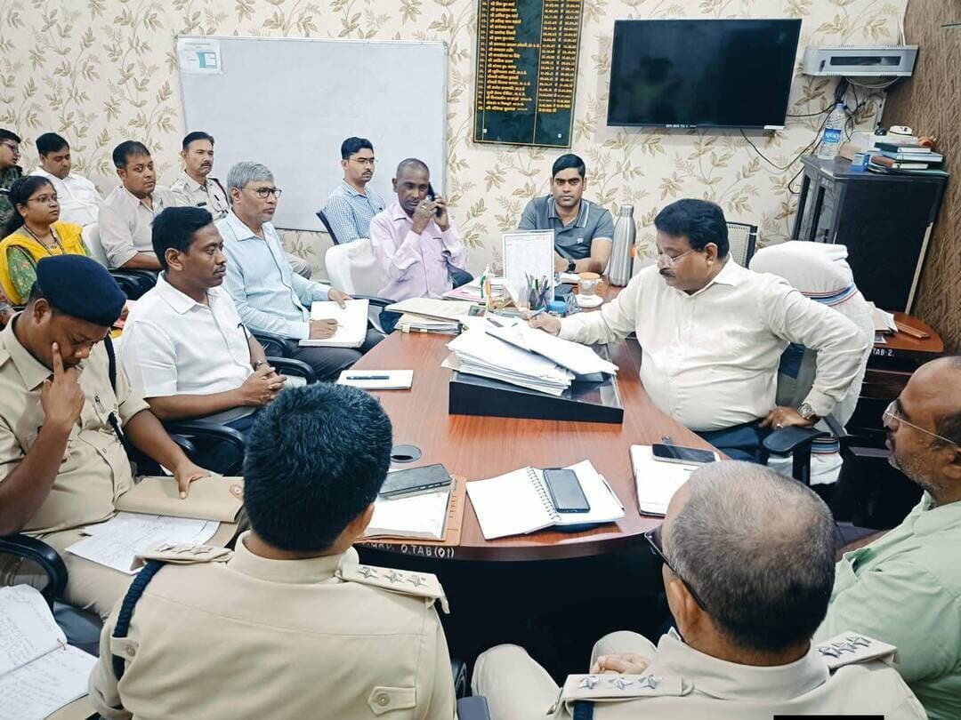 दुर्गा पूजा को लेकर गिरिडीह प्रशासन अलर्ट, सुरक्षा व यातायात के पुख्ता इंतजाम ।
गिरिडीह में आगामी त्योहारों को लेकर एसडीएम धीरेंद्र कुमार की अध्यक्षता में बैठक हुई। पूजा पंडालों में सीसीटीवी, अग्निशमन यंत्र, अलग प्रवेश-निकास द्वार और वॉलंटियर्स की तैनाती के निर्देश दिए गए। शहर में वन-वे, बैरिकेडिंग और सात पार्किंग स्थलों की व्यवस्था की गई है। 15 से 17 अक्टूबर तक सुबह 9 बजे से रात 11 बजे तक तथा 18 से 21 अक्टूबर तक सुबह 9 बजे से रात 2 बजे तक बड़े वाहनों का परिचालन प्रतिबंधित रहेगा। प्रशासन ने श्रद्धालुओं और वाहन चालकों से निर्धारित रूट का पालन करने तथा शांतिपूर्ण त्योहार मनाने में सहयोग की अपील की है।