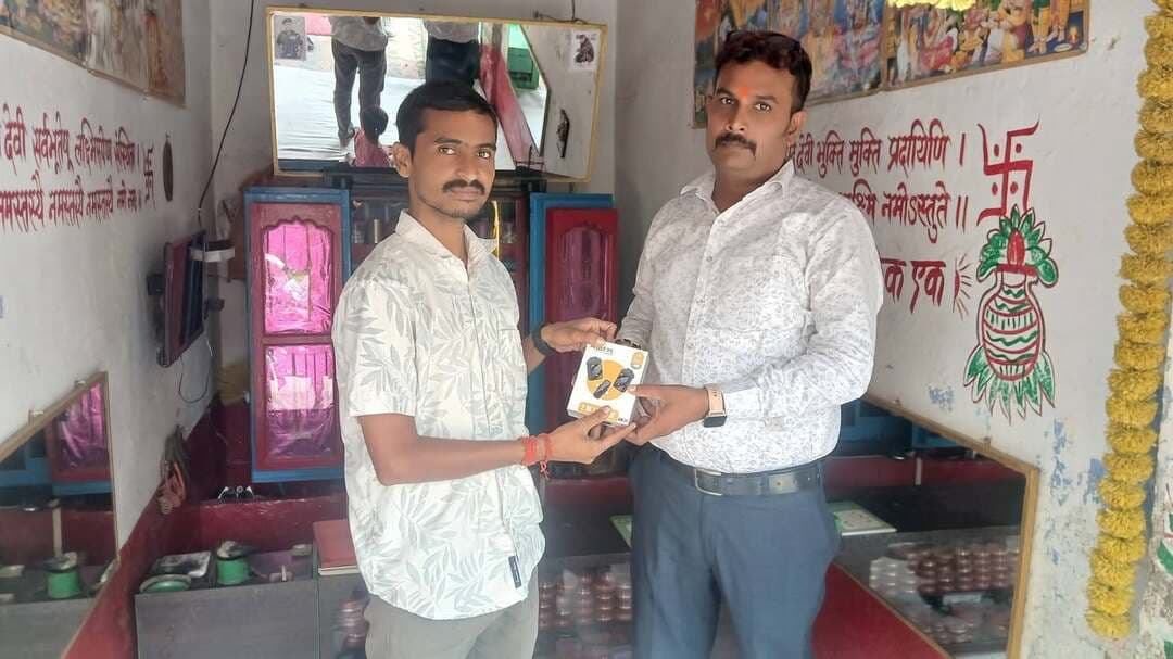 आज कुर्था प्रखंड के वरिष्ठ पत्रकार श्री सुजीत कुमार जी को डिजिटल माइक देकर सम्मानित किया गया। स्थानीय आवाज़ों को एक सशक्त और आधुनिक मंच देने का हमारा यह अभियान अब आधिकारिक रूप से शुरू हो चुका है!
🎁 क्या आप भी इस अभियान का हिस्सा बनना चाहते हैं?
यदि आप भी क्षेत्र में सक्रिय पत्रकारिता या कंटेंट क्रिएशन कर रहे हैं और आपको डिजिटल माइक या विशेष गिफ्ट चाहिए, तो कमेंट सेक्शन में अपना नाम और क्षेत्र लिखकर बताएं!
📲 इस पहल को आगे बढ़ाने के लिए पोस्ट को ज़्यादा से ज़्यादा शेयर करें! #bdbiharjharkhand
#KurthaNews #SujeetKumar #DigitalJournalism #SupportLocalMedia