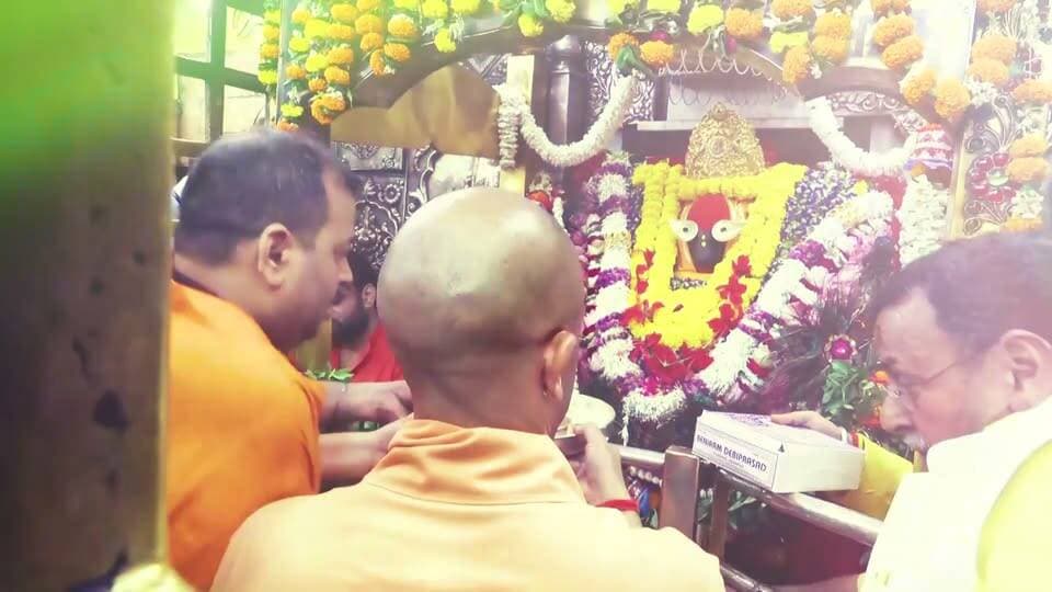 मुख्यमंत्री योगी आदित्यनाथ ने माँ विंध्यवासिनी के दरबार में की पूजा-अर्चना
मीरजापुर। शारदीय नवरात्रि के पंचम दिवस के पावन अवसर पर उत्तर प्रदेश के मुख्यमंत्री योगी आदित्यनाथ ने आज जनपद मीरजापुर स्थित माँ विंध्यवासिनी धाम में दर्शन-पूजन कर विधिवत पूजा-अर्चना की। इस दौरान उन्होंने माँ विंध्यवासिनी से प्रदेशवासियों के सुख, समृद्धि, शांति एवं कल्याण की कामना की।
जय जय जय विंध्याचल रानी।
आदि शक्ति जगविदित भवानी।
जय माता दी! 🙏🚩