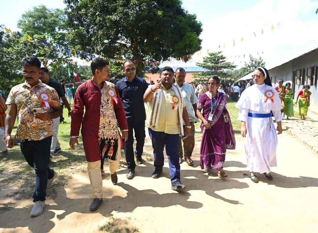 মাতাবাড়ি বিধানসভা কেন্দ্রের অন্তর্গত পেয়াতীয়া হোলি ক্রস স্কুলে আয়োজিত ‘সাংস্কৃতিক প্রশংসা দিবস ও ফুড কার্নিভাল-২০২৬’-এর শুভ উদ্বোধন করেন বিধায়ক অভিষেক দেবরায়। অনুষ্ঠানে বিভিন্ন বৈচিত্র্যময় স্টল পরিদর্শন করেন তিনি। শিক্ষার্থীদের সৃজনশীলতা ও আয়োজকদের সুন্দর ব্যবস্থাপনার প্রশংসা করে সংশ্লিষ্ট সকলকে অভিনন্দন ও ধন্যবাদ জানান বিধায়ক। পাশাপাশি অনুষ্ঠানের সার্বিক সাফল্য কামনা করেন তিনি।