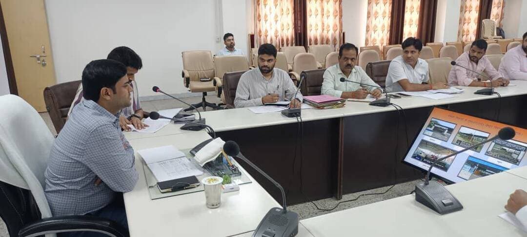 मऊ में नगरीय निकायों की समीक्षा बैठक, वंदन योजना में खराब प्रगति पर तीन अधिशासी अधिकारियों को नोटिस के निर्देश
मऊ में जिलाधिकारी आनंद वर्द्धन ने नगरीय निकायों के कार्यों और विभिन्न सरकारी योजनाओं की समीक्षा बैठक कर अधिकारियों को आवश्यक दिशा-निर्देश दिए। वंदन योजना में खराब प्रगति मिलने पर दोहरीघाट, वलीदपुर और मुहम्मदाबाद गोहना के अधिशासी अधिकारियों को कारण बताओ नोटिस जारी करने के निर्देश दिए गए। जिलाधिकारी ने चेतावनी दी कि अगले महीने तक सुधार नहीं होने पर कड़ी कार्रवाई की जाएगी। बैठक में स्वच्छता व्यवस्था, कूड़ा प्रबंधन, निर्माण कार्यों की गुणवत्ता, राजस्व वसूली और जनसुविधाओं की समीक्षा की गई। उन्होंने सड़क किनारे कूड़ा डंप करने पर संबंधित अधिकारियों के खिलाफ कार्रवाई की चेतावनी दी। साथ ही सार्वजनिक शौचालयों को क्रियाशील रखने, निर्माण कार्य समय से पूरा कराने और खराब प्रदर्शन करने वाले ठेकेदारों को ब्लैकलिस्ट करने के निर्देश दिए। छठ पर्व को देखते हुए घाटों पर बैरिकेडिंग और सुरक्षा व्यवस्था समय से पूरी करने पर भी जोर दिया गया। जिलाधिकारी ने स्पष्ट किया कि सरकारी योजनाओं के क्रियान्वयन में लापरवाही बर्दाश्त नहीं की जाएगी।