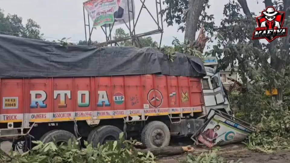 🚨 देहरादून के आशारोड़ी में फिर ट्रक हादसा, केबिन में फंसा कंडक्टर!
देहरादून के आशारोड़ी क्षेत्र में एक बार फिर ट्रक दुर्घटना का मामला सामने आया है। हादसे के बाद ट्रक चालक को सुरक्षित बाहर निकाल लिया गया, जबकि कंडक्टर ट्रक के अंदर फंसा हुआ बताया जा रहा है।
मौके पर मौजूद लोगों ने कंडक्टर की मौत की आशंका जताई है, हालांकि अभी तक इसकी आधिकारिक पुष्टि नहीं हुई है। कंडक्टर को बाहर निकालने के लिए रेस्क्यू की स्थिति पर नजर बनी हुई है।
#Dehradun #Asharodi #TruckAccident #newsmafiya #UttarakhandNews #breakingnewstoday