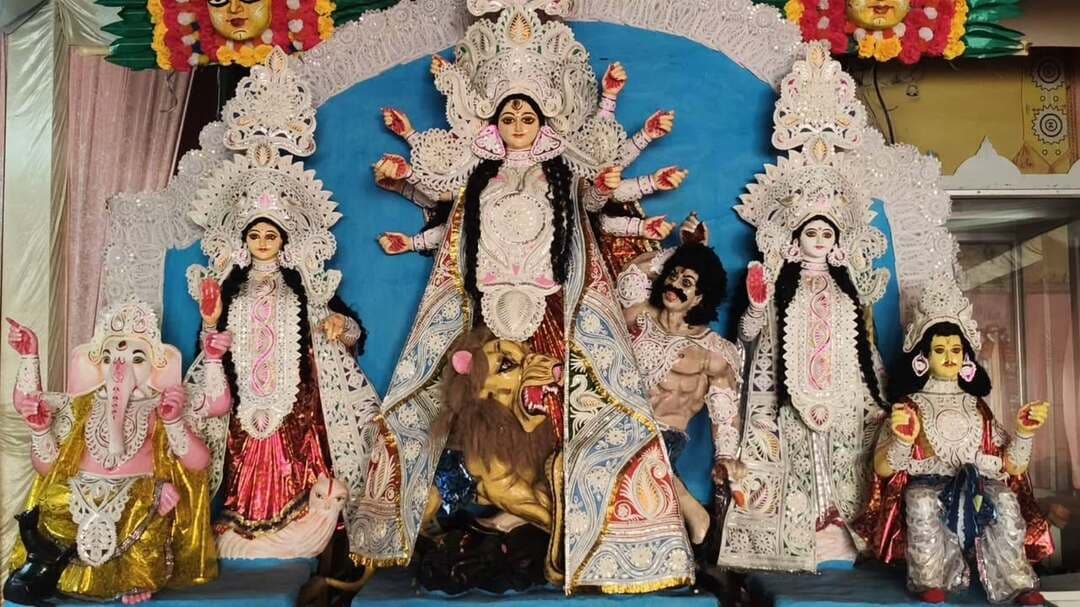 भारत सेवाश्रम संघ के 25वें दुर्गा पूजा महोत्सव में दिखेगी बंगाल की संस्कृति
----------
पुरुलिया के पारंपरिक मुखौटों की थीम पर सज रहा पंडाल, 16 अक्टूबर से शुरू होंगे धार्मिक अनुष्ठान
कुरुक्षेत्र, 15 अक्टूबर (सोनिका वधवा)। रेलवे रोड स्थित भारत सेवाश्रम संघ में दुर्गा पूजा महोत्सव के 25वें वर्ष को विशेष बनाने के लिए तैयारियां जोरों पर हैं। आश्रम परिसर और पूजा पंडाल की साज-सज्जा का कार्य अंतिम चरण में है। इस बार श्रद्धालुओं को मां दुर्गा की आराधना के साथ पश्चिम बंगाल की पारंपरिक कला और संस्कृति की झलक देखने को मिलेगी। आयोजन के लिए हरियाणा के राज्यपाल और मुख्यमंत्री नायब सैनी को भी निमंत्रण भेजा गया है।
महोत्सव की सजावट में कुरुक्षेत्र विश्वविद्यालय के ललित कला विभाग के विद्यार्थी विशेष सहयोग कर रहे हैं। बांग्लादेश से आकर विश्वविद्यालय में ललित कला की पढ़ाई कर रहे छात्र प्रियनील ने बताया कि वह पिछले तीन वर्षों से आयोजन में सेवा दे रहे हैं। इस बार महोत्सव के 25वें वर्ष के उपलक्ष्य में पश्चिम बंगाल के पुरुलिया क्षेत्र के पारंपरिक मुखौटों की थीम पर पंडाल सजाया जा रहा है। पृष्ठभूमि की चित्रकारी और रंग-सज्जा का कार्य करीब दो सप्ताह की मेहनत से पूरा किया गया है। वहीं, पूजा के लिए पारंपरिक मूर्तियां कोलकाता के मूर्तिकारों से विशेष रूप से तैयार करवाई गई हैं।
बॉक्स
महाषष्ठी पर बोधन के साथ होगा शुभारंभ
पूजा समिति की ओर से जारी कार्यक्रम के अनुसार, धार्मिक अनुष्ठानों की शुरुआत 16 अक्टूबर को महाषष्ठी पर शाम साढ़े सात बजे बोधन, आमंत्रण एवं अधिवास के साथ होगी। समिति के अनुसार, इस वर्ष देवी का आगमन घोटक यानी घोड़े पर और प्रस्थान नौका पर होगा।
17 अक्टूबर को महासप्तमी की पूजा सुबह साढ़े सात बजे और पुष्पांजलि सुबह दस बजे होगी। 18 अक्टूबर को महासप्तमी की अधिक पूजा सुबह साढ़े पांच बजे तथा पुष्पांजलि सुबह दस बजे आयोजित की जाएगी। दोनों दिन शाम सात बजे संध्या आरती और साढ़े सात बजे सांस्कृतिक कार्यक्रम होंगे।
19 अक्टूबर को महाअष्टमी की पूजा सुबह छह बजे और पुष्पांजलि सात बजे होगी। संधि पूजा सुबह 7:26 बजे से 8:14 बजे तक की जाएगी। शाम सात बजे संध्या आरती के बाद साढ़े सात बजे सांस्कृतिक कार्यक्रम आयोजित होंगे। 20 अक्टूबर को महानवमी की पूजा सुबह साढ़े सात बजे, पुष्पांजलि दस बजे और संध्या आरती शाम सात बजे होगी। इसके बाद साढ़े सात बजे सांस्कृतिक संध्या शुरू होगी।
बॉक्स
नवमी पर ‘अकाल बोधन’ की कथा का मंचन
महोत्सव के दौरान शाम को होने वाले सांस्कृतिक कार्यक्रमों में स्थानीय कलाकार और बंगाली समुदाय के श्रद्धालु भाग लेंगे। महानवमी पर भगवान श्रीराम द्वारा किए गए ‘अकाल बोधन’ की कथा पर आधारित विशेष नाटक का मंचन किया जाएगा।
21 अक्टूबर को महादशमी पर दोपहर डेढ़ बजे सिंदूर उत्सव मनाया जाएगा। इसके बाद दो बजे विसर्जन शोभायात्रा निकाली जाएगी। शाम सात बजे शांति जल एवं बिजया सम्मिलनी का आयोजन होगा।
बॉक्स
25 अक्टूबर को होगी लक्ष्मी पूजा
धार्मिक कार्यक्रमों की कड़ी में 25 अक्टूबर को रात साढ़े आठ बजे लक्ष्मी पूजा होगी। रात नौ बजे आरती, सवा नौ बजे पुष्पांजलि और साढ़े नौ बजे भोग वितरण किया जाएगा। पूजा समिति ने धर्मनगरी के सभी श्रद्धालुओं से महोत्सव में पहुंचकर मां दुर्गा के दर्शन करने और प्रसाद ग्रहण करने की अपील की है।