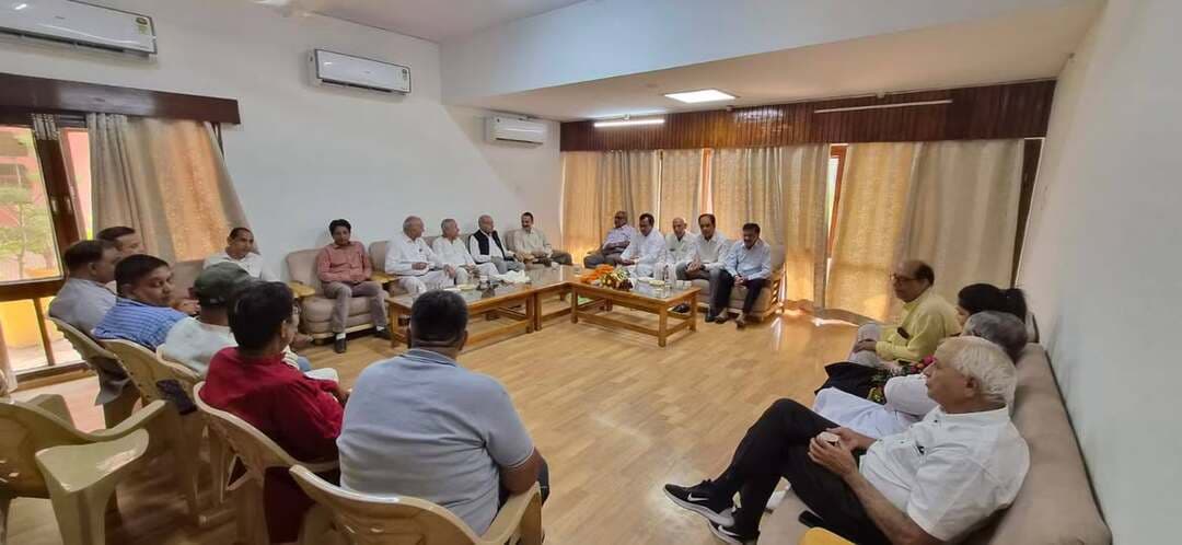 पीएम मोदी ने हर वर्ग और हर क्षेत्र की मजबूती के लिए काम किया: सुभाष कत्याल
- केंद्रीय मंत्री मनोहरलाल व मुख्यमंत्री नायब सिंह सैनी ने प्रदेश में किया सुशासन कायम
भिवानी, 14 अक्टूबर। हरियाणा सरकार के पूर्व कैबिनेट मंत्री एवं वरिष्ठ भाजपा नेता सुभाष कत्याल ने कहा है कि प्रधानमंत्री ने 25 वर्षों की जनसेवा के दौरान कई मील के पत्थर स्थापित किए हैं। धारा 370 को समाप्त करना हो या राम मंदिर का निर्माण, ऑपरेशन सिंदूर हो, प्रधानमंत्री मोदी द्वारा देश हित के कड़े और बड़े ऐतिहासिक निर्णय लिए गए हैं।
सुभाष कत्याल आज भिवानी में उनके सम्मान में आयोजित कार्यक्रम में बोल रहे थे। उन्होंने कहा कि पीएम मोदी ने हर वर्ग और हर क्षेत्र की मजबूती के लिए काम किया है। प्रधानमंत्री ने समय-समय पर देश के बुनियादी ढांचे को मजबूत करने, किसान हित में, महिला के उत्थान के लिए और पंक्ति में खड़े अंतिम व्यक्ति तक योजनाओं का लाभ पहुंचाने के लिए अनेक निर्णय लिए हैं, जिनसे आमजन के हित के साथ-साथ देश के विकास को गति मिली है।
कत्याल ने कहा कि प्रधानमंत्री मोदी के पद चिन्हों पर चलते हुए हरियाणा की भाजपा सरकार भी समाज के सभी वर्गों के हित के लिए कार्य कर रही है। पहले केंद्रीय मंत्री मनोहरलाल और अब नायब सिंह सैनी ने प्रदेश मेें सुशासन कायम किया है और बुनियादी ढांचे के विकास तथा जनकल्याण कारी योजनाओं को आगे बढाने का कार्य किया है। पंक्ति में खड़े अंतिम व्यक्ति तक पूरी पारदर्शिता से योजनाओं का लाभ मिल रहा है। बिना पर्ची व बिना खर्ची के युवाओं को रोजगार उपलब्ध करवाया जा रहा है।
उन्होंने विपक्ष पर भी निशाना साधा और कहा कि सिर्फ झूठ बोलकर विपक्ष लोगों को गुमराह करने का प्रयास कर रहा है, जबकि हकिकत यह है कि आज जनता ने विपक्ष के नेताओं को सिरे से नकार दिया है। उन्होंने कहा कि जनता जानती है कि भाजपा सरकार की कथनी और करनी में कोई अंतर नहीं है। जो वायदे जनता से सरकार ने किए है उन्हें हर हाल में पूरा किया जाएगा।
पंजाबी समुदाय के मौजीज लोगों को संबोधित करते हुए उन्होंने समाज की एकजुटता पर बल दिया और कहा कि भाजपा ने समुदाय को हमेशा मान- सम्मान दिया है। उन्होंने कहा कि पंजाबी समाज की प्रदेश व देश की तरक्की में हमेशा अहम भूमिका रही है।
इस अवसर पर वरिष्ठ अधिवक्ता सोहनलाल मक्कड़, अविनाश सरदाना, दिवान चंद रहेजा, सुरेश अरोड़ा, ज्वाहर मित्ताथलिया, हर्ष दीप डूडेजा, विनोद गाबा, शशि भूषण, बिशंबर अरोड़ा, भानू प्रताप, प्रिया असीजा, संजय जोशी, विनोद चावला, दर्शन मिढ्ढा सहित बड़ी संख्या में गणमान्य व्यक्ति उपस्थित थे।