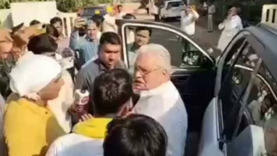 OBC आरक्षण पर शिवपुरी में सियासी बवाल, विधायक बोले- "मैं गधा हूँ", OBC महासभा बोली- "हाँ हो"
शिवपुरी में OBC आरक्षण के मुद्दे को लेकर विधायक देवेन्द्र जैन और OBC महासभा के पदाधिकारियों के बीच तीखी नोकझोंक हो गई। बातचीत के दौरान माहौल इतना गरमा गया कि मामला बहस तक पहुँच गया।
देखिए पूरी वीडियो...👇👇👇
#ShivpuriNews #OBCReservation #ShivpuriVidhayak #DevendraJain #OBCMahasabha #Shivpuri #MPNews #ViralVideo