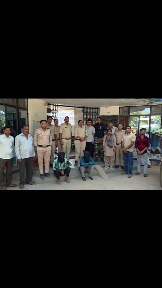 पिछोर पुलिस की बड़ी कार्रवाई, खाद गोदाम से चोरी की 96 बोरी खाद बरामद, 2 आरोपी गिरफ्तार, 7.70 लाख का माल जब्त
पिछोर - गल्ला मंडी के खाद गोदाम से हुई चोरी का पिछोर थाना पुलिस ने खुलासा कर दिया। पुलिस ने 65 बोरी टीएसपी, 21 बोरी कोरोमंडल और 10 बोरी यूरिया खाद सहित ट्रैक्टर ट्रॉली जब्त की है। कुल कीमत करीब 7 लाख 70 हजार रुपये है।
मामले में ग्राम दुर्गापुर के कमल सिंह उर्फ कल्लू और नगरेला के मेहरबान लोधी को गिरफ्तार किया गया है। आरोपियों ने 7 अक्टूबर की रात गोदाम का शटर तोड़कर चोरी की वारदात को अंजाम दिया था।
#PichorPolice #ShivpuriPolice #MadhyaPradesh #PichorNews #ShivpuriNews #KhadChori #MPNews #PichorThana