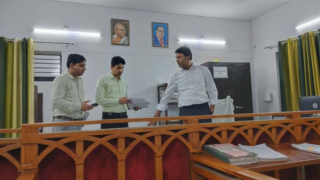 मतदेय स्थलों पर मतदाताओं की सुविधा का रखें विशेष ध्यान: प्रेक्षक
शाहजहांपुर। बरेली-मुरादाबाद खंड शिक्षक निर्वाचन-2026 के लिए भारत निर्वाचन आयोग द्वारा नियुक्त प्रेक्षक नवीन कुमार जीएसआईएएस, सदस्य राजस्व परिषद (न्यायिक) ने जनपद में मतदेय स्थलों का निरीक्षण किया। उन्होंने भावलखेड़ा ब्लॉक कार्यालय के मतदेय स्थल संख्या 37 और तहसीलदार कार्यालय तिलहर के मतदेय स्थल संख्या 40 का निरीक्षण कर व्यवस्थाओं का जायजा लिया। प्रेक्षक ने मतदान के दिन पेयजल, प्रकाश, फर्नीचर, शौचालय और शेड सहित सभी आवश्यक सुविधाएं दुरुस्त रखने के निर्देश दिए। उन्होंने कहा कि मतदान के लिए आने वाले मतदाताओं को किसी प्रकार की असुविधा न हो और वे सुगमतापूर्वक अपने मताधिकार का प्रयोग कर सकें। निरीक्षण के दौरान उप जिला निर्वाचन अधिकारी एवं एडीएम प्रशासन रजनीश कुमार मिश्रा, एसडीएम सदर प्रभात राय और तहसीलदार सदर ऋषिकान्त मौजूद रहे। तिलहर में तहसीलदार आदेश कुमार और नायब तहसीलदार रोहित कुमार भी उपस्थित रहे। अधिकारियों ने बताया कि तिलहर के मतदेय स्थल पर 194 पुरुष और 93 महिला समेत कुल 287 मतदाता हैं।