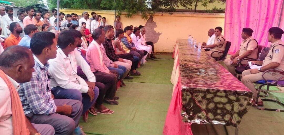 दमोह। गैसाबाद के मुहरई गांव में पुलिस का जनजागरूकता अभियान में एसपी आनंद कलादगि व थाना प्रभारी सौरभ शर्मा ने ग्रामीणों को नशे से दूर रहने और साइबर अपराध से बचाव के प्रति जागरूक करते हुए आवश्यक सावधानियों की जानकारी दी।