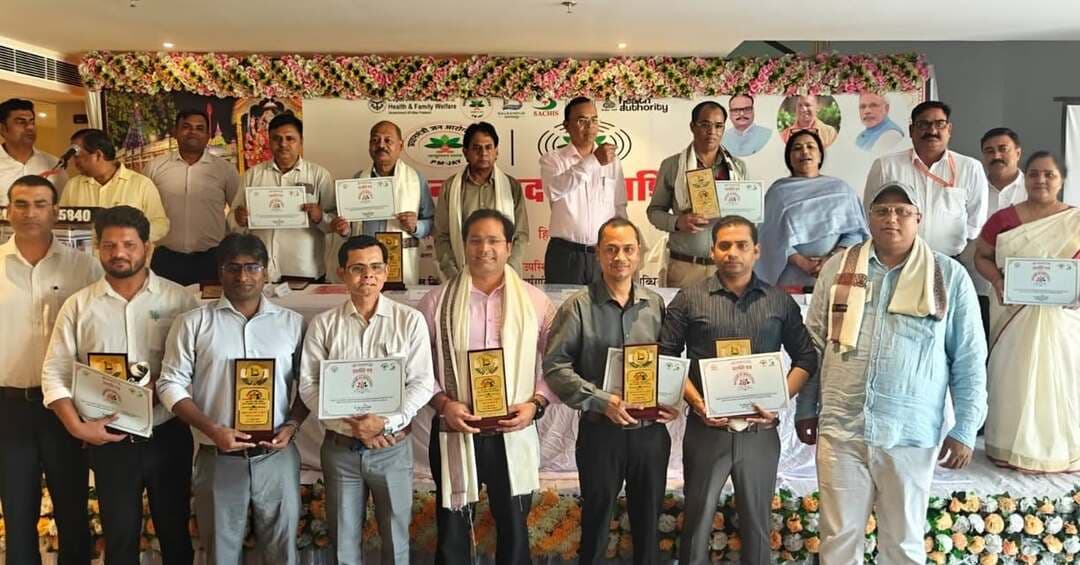 #Balrampur ! आयुष्मान योजनाओं के प्रभावी क्रियान्वयन से हर पात्र तक पहुँचेगा लाभ: डीएम
* श्रावस्ती में PM-JAY की 8वीं व ABDM की 5वीं वर्षगांठ पर संवाद एवं प्रशिक्षण कार्यशाला आयोजित
उत्कृष्ट कार्य करने वाले अधिकारियों व कर्मचारियों को प्रशस्ति पत्र देकर किया गया सम्मानित
बलरामपुर/श्रावस्ती | 15 अक्टूबर 2026
आयुष्मान भारत प्रधानमंत्री जन आरोग्य योजना (PM-JAY) की 8वीं और आयुष्मान भारत डिजिटल मिशन (ABDM) की 5वीं वर्षगांठ पर श्रावस्ती में 'आयुष्मान संवाद एवं प्रशिक्षण कार्यशाला' का आयोजन किया गया। कार्यक्रम का शुभारंभ डीएम डॉ. विपिन कुमार जैन, सीडीओ हिमांशु गुप्ता और सीएमओ डॉ. मुकेश कुमार रस्तोगी ने दीप प्रज्वलित कर किया।
समन्वय से मजबूत होंगी स्वास्थ्य सेवाएं
डीएम डॉ. विपिन कुमार जैन ने कहा कि स्वास्थ्य सेवाओं को आधुनिक, पारदर्शी और सुलभ बनाने में डिजिटल मिशन की भूमिका अहम है। इसमें चिकित्सकों और स्वास्थ्य संस्थानों की सक्रिय सहभागिता जरूरी है। उन्होंने सभी संबंधित विभागों को आपसी तालमेल से काम कर योजनाओं का लाभ पात्रों तक पहुँचाने के निर्देश दिए।
तकनीकी व कैशलेस उपचार का प्रशिक्षण
कार्यशाला में शत-प्रतिशत आयुष्मान कार्ड बनाने, सूचीबद्ध अस्पतालों में कैशलेस इलाज, ABDM के तहत 'सांचीज' से जुड़े तकनीकी पहलुओं और मैदानी चुनौतियों के समाधान पर अधिकारियों व स्वास्थ्यकर्मियों को प्रशिक्षित किया गया।
सराहनीय कार्य पर सम्मान
योजनाओं के सफल संचालन में उत्कृष्ट योगदान देने वाले बलरामपुर के अधिकारियों व कर्मचारियों को प्रशस्ति पत्र देकर सम्मानित किया गया। कार्यशाला में बलरामपुर और श्रावस्ती के चिकित्सा व विभागीय अधिकारी उपस्थित रहे।
#balrampur