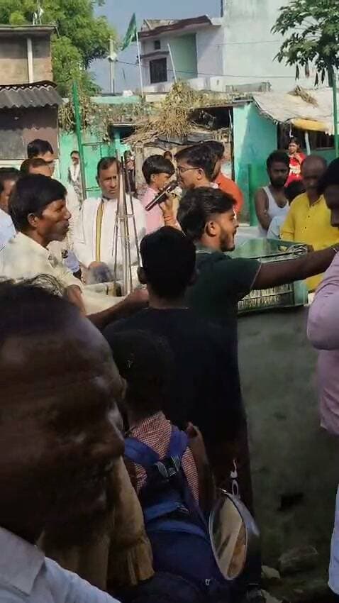 - निघासन के शास्त्री नगर में सड़क निर्माण को लेकर स्थानीय लोगों और नगर पंचायत अध्यक्ष के बीच हुई नोकझोंक!
- बरसात से पहले सड़क बनवाने का किया था वादा, पूरी बरसात बीतने के बाद भी निर्माण न होने पर भड़के लोग !
- सड़क निर्माण में देरी से नाराज लोगों ने बैठक में उठाए सवाल!
- नगर पंचायत अध्यक्ष, सभासदों और अधिशासी अधिकारी के सामने लोगों ने जताई नाराजगी!