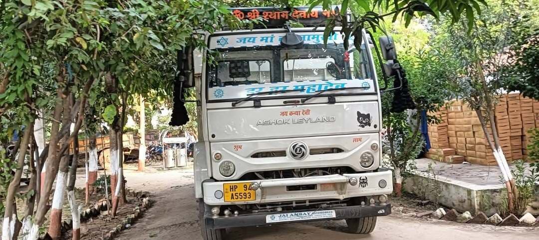 घोसी में शराब से भरा ट्रक बरामद, दो शराब माफिया गिरफ्तार
नुरपुर गांव में गुप्त सूचना पर पुलिस की कार्रवाई, विभिन्न ब्रांड की शराब जब्त
जहानाबाद :
घोसी थाना क्षेत्र के नुरपुर गांव में बुधवार की देर रात पुलिस ने गुप्त सूचना के आधार पर छापेमारी कर शराब से भरा एक ट्रक बरामद किया। कार्रवाई के दौरान दो कथित शराब माफिया को भी गिरफ्तार किया गया है। ट्रक में विभिन्न ब्रांड की शराब लदी हुई थी। शराब की बरामदगी को लेकर पुलिस आगे की कार्रवाई में जुटी है।
प्रशिक्षु डीएसपी सह घोसी थानाध्यक्ष अंकित कुमार के नेतृत्व में बुधवार एवं गुरुवार की मध्य रात्रि यह कार्रवाई की गई। गुरुवार को बरामद शराब को घोसी थाने लाया गया, जहां पुलिस अधीक्षक भी पहुंचे। पुलिस की इस कार्रवाई को दुर्गापूजा एवं दीपावली के मद्देनजर अवैध शराब के कारोबार पर अंकुश लगाने की दिशा में महत्वपूर्ण माना जा रहा है।
फिलहाल बरामद शराब की कुल मात्रा, उसकी कीमत और गिरफ्तार आरोपितों की पहचान के संबंध में विस्तृत जानकारी सामने नहीं आई है। पुलिस मामले की जांच कर रही है।