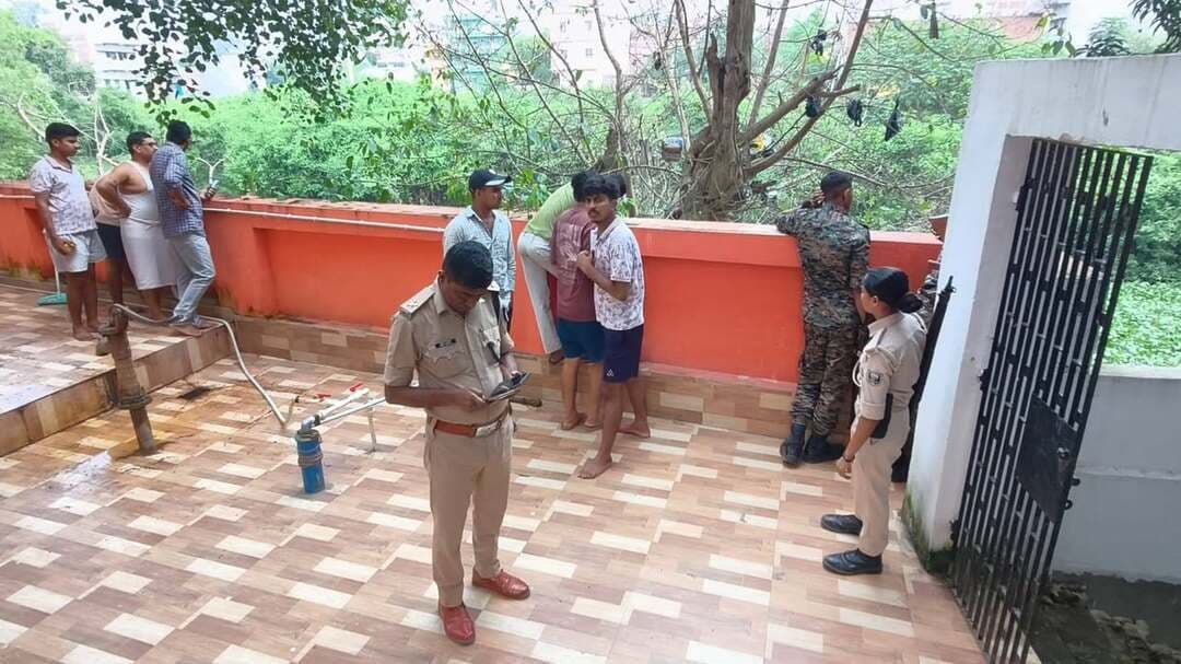 जमुना नदी में मिला अज्ञात व्यक्ति का शव, इलाके में मची हलचल
पूजा सामग्री विसर्जित करने गई महिला की पड़ी नजर, पुलिस ने पोस्टमार्टम के लिए भेजा शव
जहानाबाद : शहर के पूर्वी गांधी मैदान के समीप गुरुवार को जमुना नदी में एक अज्ञात व्यक्ति का शव मिलने से इलाके में हलचल मच गई। नदी में शव तैरता देख स्थानीय लोगों की भीड़ जुट गई। सूचना मिलने पर नगर थाने की पुलिस मौके पर पहुंची और स्थानीय लोगों की मदद से शव को नदी से बाहर निकलवाया।
जानकारी के अनुसार, एक महिला मंदिर में पूजा-अर्चना करने के बाद पूजा सामग्री लेकर नदी की ओर गई थी। इसी दौरान उसकी नजर नदी में तैर रहे शव पर पड़ी। महिला ने इसकी जानकारी आसपास के लोगों को दी। देखते ही देखते घटनास्थल पर लोगों की भीड़ जमा हो गई। इसके बाद स्थानीय लोगों ने पुलिस को सूचना दी।
सूचना मिलते ही नगर थानाध्यक्ष उमेश प्रसाद पुलिस टीम के साथ मौके पर पहुंचे। पुलिस ने शव को अपने कब्जे में लेकर आसपास मौजूद लोगों से पूछताछ की, लेकिन मृतक की पहचान नहीं हो सकी। स्थानीय लोगों ने भी उसके संबंध में अनभिज्ञता जताई।
लापता व्यक्ति से मिलान की कोशिश
पुलिस ने शव को पोस्टमार्टम के लिए भेज दिया है। नगर थानाध्यक्ष उमेश प्रसाद ने बताया कि नगर थाने में एक व्यक्ति के लापता होने से संबंधित आवेदन मिला है। हालांकि, नदी से बरामद शव का उससे फिलहाल कोई स्पष्ट मिलान नहीं हो पाया है।
पुलिस मृतक की पहचान करने के लिए आसपास के इलाकों में जानकारी जुटा रही है। पोस्टमार्टम रिपोर्ट आने के बाद ही मौत के कारणों का पता चल सकेगा। फिलहाल पुलिस मामले की जांच में जुटी है।