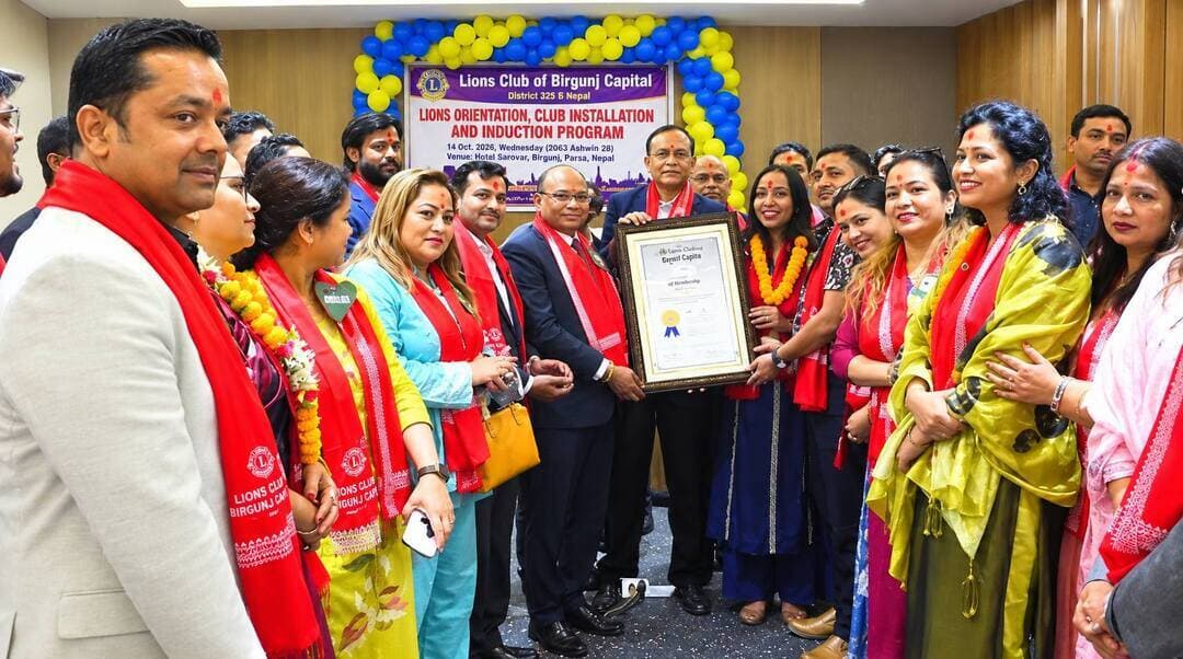 बीरगंज में लायन्स क्लब कैपिटल का भव्य समारोह, कविता खड़का के नेतृत्व में नए क्लब को मिली अंतरराष्ट्रीय मान्यता
प्रमुख अतिथि संजय खेतान ने कहा— “बस ठान लिया तो ठान लिया”; मानवता की सेवा, आपदा प्रबंधन और अंगदान के प्रति जागरूकता पर दिया जोर
बीरगंज, नेपाल। बीरगंज स्थित होटल सरोवर परिसर में लायन्स क्लब ऑफ बीरगंज कैपिटल का ओरिएंटेशन, क्लब पदस्थापन एवं इंडक्शन समारोह उल्लासपूर्ण वातावरण में संपन्न हुआ। समारोह में क्लब को अंतरराष्ट्रीय मान्यता प्राप्त प्रमाणपत्र प्रदान किया गया। कार्यक्रम में सेवा, समर्पण, नेतृत्व और मानवता के प्रति प्रतिबद्धता का संदेश दिया गया।
कार्यक्रम के प्रमुख अतिथि लायन्स इंटरनेशनल के पूर्व अंतरराष्ट्रीय निदेशक, दिसंबर में काठमांडू में आयोजित होने वाले 54वें ISAME फोरम के संयोजक तथा अंतरराष्ट्रीय एरिया लीडर पीएमजेएफ ई. संजय खेतान ने अपने प्रेरणादायी संबोधन में प्रतिभा, संकल्प और दृढ़ इच्छाशक्ति के महत्व पर प्रकाश डाला। उन्होंने कहा, “आँखों ने जब अरमान लिया, मंजिल को अपना मान लिया। फिर मुश्किल क्या, आसान क्या—बस ठान लिया तो ठान लिया।”
उन्होंने वर्तमान समय में प्राकृतिक आपदाओं, उनके प्रभावी प्रबंधन और अंगदान के क्षेत्र में जागरूकता एवं सक्रिय भागीदारी की आवश्यकता पर जोर दिया। उन्होंने मानवता की सेवा को जीवन का महत्वपूर्ण उद्देश्य बताते हुए लायन्स सदस्यों से समाज के जरूरतमंद लोगों के लिए समर्पित भाव से कार्य करने का आह्वान किया।
लायन्स क्लब ऑफ बीरगंज कैपिटल की अध्यक्ष कविता खड़का के नेतृत्व में आयोजित इस समारोह में नए सदस्यों को लायन्स संगठन के उद्देश्यों, सेवा गतिविधियों और सामाजिक दायित्वों से अवगत कराया गया। कार्यक्रम में जिला गवर्नर राम बिहारी पाण्डे ने लायन्स इंटरनेशनल से जुड़ने वाले सभी मानवताप्रेमी सदस्यों को बधाई एवं शुभकामनाएं दीं।
समारोह में पूर्व एमसीसी डॉ. रमेश अग्रवाल ने लायन्स संगठन की गतिविधियों एवं उद्देश्यों की जानकारी दी। दीप प्रज्वलन करने वाले वरिष्ठ लायन एवं पूर्व जिला गवर्नर डॉ. आरपी खेतान सहित पूर्व जिला गवर्नर आरके सिंधी, कैबिनेट सचिव बासु तिमिलसीना, कैबिनेट कोषाध्यक्ष रामेश्वर गुप्ता, जेपी यादव, डॉ. मनोज उपाध्याय, डॉ. लक्ष्मी थापा, दिगम्बर थापा, नरोत्तम पाण्डे, कपिल देव तिवारी, मीनाक्षी कर्माचार्य, निजामुद्दीन समानी, रितिका जायसवाल, अनीता खड़का, गुड्डी जोशी, सरिता सिंह, राज सापकोटा और बिनोद कडेल समेत अनेक गणमान्य लोग उपस्थित रहे।
कार्यक्रम के दौरान पारंपरिक पंचेबाजा, संगीत, नृत्य और सम्मान समारोह ने आयोजन को यादगार बनाया। अतिथियों एवं सदस्यों को सम्मान स्वरूप प्रतीक चिह्न प्रदान किए गए। क्लब अध्यक्ष कविता खड़का ने सभी अतिथियों एवं सहयोगियों के प्रति आभार व्यक्त करते हुए भविष्य में समाजसेवा के कार्यों को और व्यापक बनाने की प्रतिबद्धता जताई।
क्लब के उपाध्यक्ष ओम प्रकाश खनाल ने सदस्यों का परिचय प्रस्तुत किया। इनमें बासुदेव लाल कर्ण, देव कुमारी कडेल, अरविंद श्रेष्ठ, चन्दन सिंह, डॉ. प्रीति यादव, एडवोकेट प्रतिमा कुमारी चौरसिया, निश्चल प्रजापति, ईश्वरी श्रेष्ठ, मिन बहादुर श्रेष्ठ, शलोनी शिखा, रंजीत यादव, कुबेर कार्की, प्रबिन खड़का, गौरव कुमार अग्रवाल, बुद्धा थापा, नितेश जुमर कलवार और मिंचू कुमारी साह सहित अन्य सदस्य शामिल रहे।
कार्यक्रम का कुशल संचालन क्लब के सचिव शिवनाथ यादव ने किया। मध्य नेपाल टीम ने भी आयोजन को सफल बनाने में सक्रिय भूमिका निभाई। समारोह का समापन मानवता की सेवा, सामाजिक उत्तरदायित्व और भविष्य में जनकल्याणकारी गतिविधियों को आगे बढ़ाने के संकल्प के साथ हुआ।