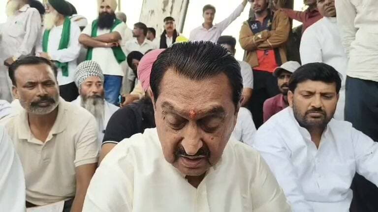 किच्छा की मंडी में किसान बैठे धरने पर