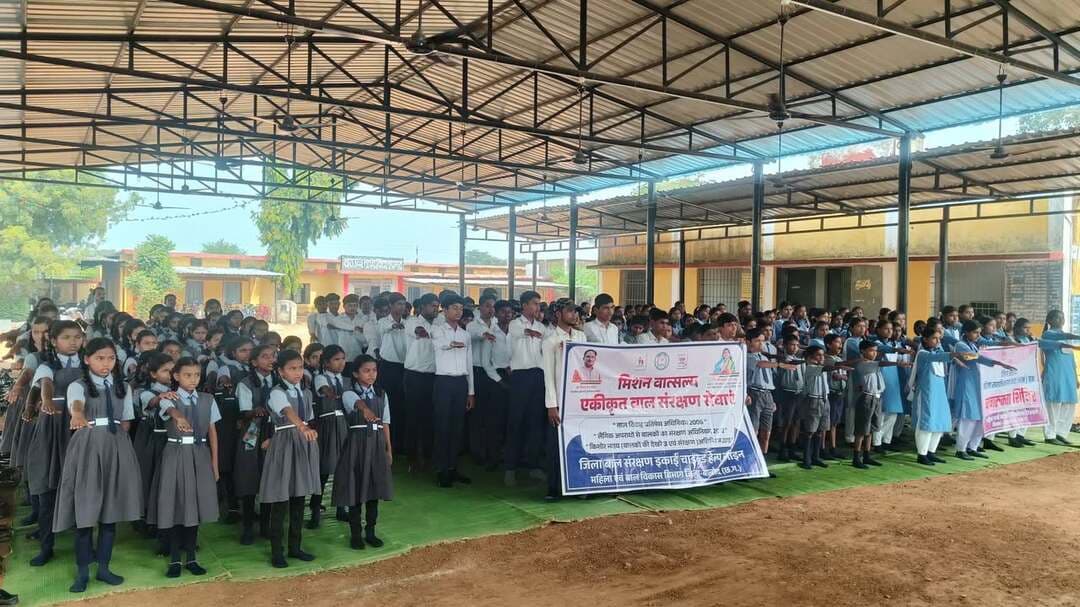 📢 बच्चों की सुरक्षा, संरक्षण और महिला सशक्तिकरण को लेकर विशेष जागरूकता शिविर! 🏫✨
आज शासकीय उच्चतर माध्यमिक विद्यालय बघमरा में छात्र-छात्राओं के लिए एक विशेष जागरूकता कार्यक्रम का आयोजन किया गया।
इस महत्वपूर्ण कार्यक्रम का मुख्य उद्देश्य बच्चों को उनके अधिकारों, बेहतर देखरेख, सुरक्षा व संरक्षण के साथ-साथ महिलाओं के सशक्तिकरण के प्रति जागरूक करना था।
#WomenEmpowerment #ChildProtection #MissionVatsalya #ChildLine1098 #WomenHelpline181