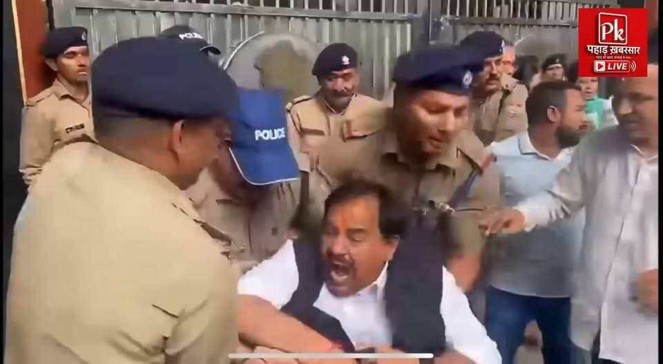 #अंकिता भंडारी मामले में कांग्रेस को देहरादून स्थित राज्य भवन कूच,कूच के दौरान दिखा हरक सिंह रावत विकराल रूप