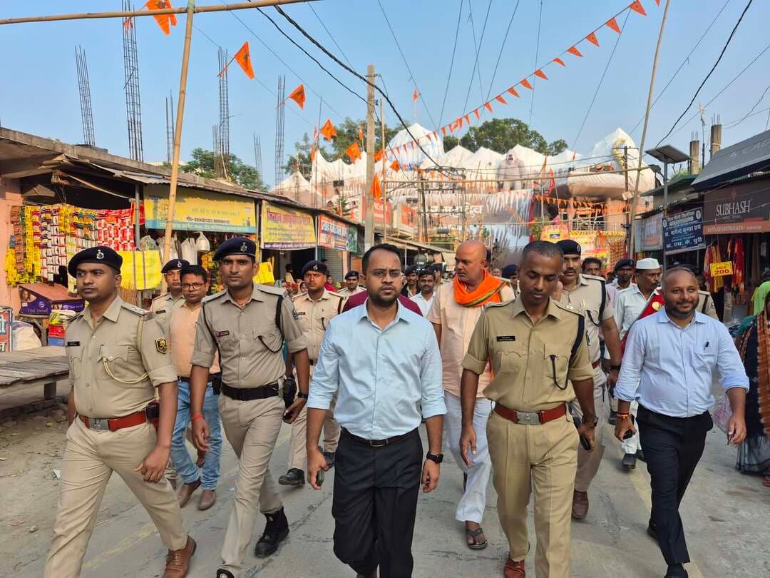 जिलाधिकारी एवं वरीय पुलिस अधीक्षक ने दुर्गापूजा के अवसर पर विभिन्न पूजा पंडालों का किया स्थलीय निरीक्षण, सुरक्षा व्यवस्था सुदृढ़ रखने के दिए निर्देश
पंडालों में सीसीटीवी कैमरे, मजबूत बैरिकेडिंग, अलग-अलग प्रवेश एवं निकास द्वार तथा अग्नि सुरक्षा के पुख्ता इंतजाम सुनिश्चित करने का निर्देश।
सारण, 15 अक्टूबर 2026। दुर्गापूजा, 2026 के अवसर पर विधि-व्यवस्था संधारण एवं श्रद्धालुओं की सुरक्षा सुनिश्चित करने के उद्देश्य से जिलाधिकारी, सारण श्री वैभव श्रीवास्तव एवं वरीय पुलिस अधीक्षक, सारण श्री रौशन कुमार द्वारा आज सदर अनुमंडल अंतर्गत रिविलगंज, मांझी, एकमा, बनियापुर एवं जलालपुर प्रखंडों के विभिन्न पूजा पंडालों का स्थलीय निरीक्षण किया गया।
निरीक्षण के दौरान दोनों वरीय पदाधिकारियों ने पूजा आयोजकों को पंडालों में श्रद्धालुओं की सुरक्षा, भीड़ प्रबंधन एवं अग्नि सुरक्षा के सभी आवश्यक उपाय सुनिश्चित करने का निर्देश दिया। उन्होंने कहा कि दुर्गापूजा के दौरान श्रद्धालुओं की भारी भीड़ को देखते हुए सभी आवश्यक सुरक्षा मानकों का अनुपालन अनिवार्य रूप से सुनिश्चित किया जाए।
निरीक्षण के दौरान पूजा आयोजकों को दिए गए प्रमुख निर्देश निम्नवत हैं—
सीसीटीवी कैमरों की व्यवस्था: सभी पूजा पंडालों के अंदर एवं बाहर पर्याप्त संख्या में सीसीटीवी कैमरे लगाए जाएं, ताकि गतिविधियों पर सतत निगरानी रखी जा सके।
मजबूत बैरिकेडिंग: श्रद्धालुओं की सुविधा एवं सुरक्षा को ध्यान में रखते हुए महिला एवं पुरुष श्रद्धालुओं के लिए मजबूत बल्लों अथवा स्टील पिलर के माध्यम से अलग-अलग बैरिकेडिंग की व्यवस्था सुनिश्चित की जाए।
प्रवेश एवं निकास द्वार: पंडालों में प्रवेश एवं निकास के लिए अलग-अलग द्वार बनाए जाएं, ताकि भीड़ का सुचारु प्रबंधन हो सके और किसी भी प्रकार की अव्यवस्था की स्थिति उत्पन्न न हो।
कार्यकर्ताओं की तैनाती: पूजा पंडालों में पर्याप्त संख्या में कार्यकर्ताओं की तैनाती सुनिश्चित की जाए। दिन के साथ-साथ रात्रि में भी कार्यकर्ता सक्रिय रूप से कार्यरत रहें, ताकि श्रद्धालुओं को आवश्यक सहयोग उपलब्ध कराया जा सके।
संबंधित पदाधिकारियों को समन्वय के साथ सुरक्षा व्यवस्था सुनिश्चित करने का निर्देश
निरीक्षण के दौरान जिलाधिकारी एवं वरीय पुलिस अधीक्षक ने अनुमंडल पदाधिकारी, सदर तथा अनुमंडल पुलिस पदाधिकारी, सदर को निर्देश दिया कि सभी बड़े पूजा पंडालों में दंडाधिकारी एवं पुलिस पदाधिकारी के अतिरिक्त प्रखंड स्तरीय कर्मियों की भी प्रतिनियुक्ति सुनिश्चित की जाए, ताकि विधि-व्यवस्था एवं भीड़ प्रबंधन पर प्रभावी निगरानी रखी जा सके।
उन्होंने विद्युत विभाग के माध्यम से सभी पूजा पंडालों का विद्युत ऑडिट कराकर आवश्यक प्रमाण पत्र प्राप्त करने तथा भवन प्रमंडल के माध्यम से पंडालों की संरचना एवं निर्माण की मजबूती से संबंधित प्रमाण पत्र प्राप्त करने का निर्देश दिया। इसका उद्देश्य विद्युत संबंधी दुर्घटनाओं एवं संरचनात्मक जोखिमों की आशंका को दूर करना तथा श्रद्धालुओं की सुरक्षा सुनिश्चित करना है।
अग्नि सुरक्षा के उपायों को लेकर विशेष सतर्कता बरतने का निर्देश
अग्निशमन पदाधिकारी को सभी पूजा पंडालों का नियमित अंतराल पर बार-बार निरीक्षण करने का निर्देश दिया गया। साथ ही, आग से बचाव एवं आपात स्थिति से निपटने के लिए अधिक से अधिक कार्यकर्ताओं को चिह्नित कर उन्हें आवश्यक प्रशिक्षण देने तथा अग्नि सुरक्षा से संबंधित सभी आवश्यक कार्रवाई सुनिश्चित करने को कहा गया।
निरीक्षण के क्रम में सहाजितपुर के मनोपाली में निर्मित पूजा पंडाल पर विशेष निगरानी रखने का निर्देश संबंधित पदाधिकारियों को दिया गया।
जिलाधिकारी एवं वरीय पुलिस अधीक्षक ने संबंधित सभी पदाधिकारियों को निर्देश दिया कि दुर्गापूजा के दौरान सुरक्षा, विधि-व्यवस्था, भीड़ प्रबंधन एवं अग्नि सुरक्षा से संबंधित सभी मानकों का सख्ती से अनुपालन सुनिश्चित कराया जाए। सभी संबंधित विभाग आपसी समन्वय के साथ कार्य करते हुए श्रद्धालुओं के लिए सुरक्षित एवं सुव्यवस्थित पूजा व्यवस्था सुनिश्चित करें।
जिला प्रशासन, सारण द्वारा आम नागरिकों से अपील की जाती है कि वे दुर्गापूजा के दौरान प्रशासन द्वारा जारी दिशा-निर्देशों का पालन करें तथा शांतिपूर्ण एवं सुरक्षित वातावरण में पर्व मनाने में सहयोग करें।