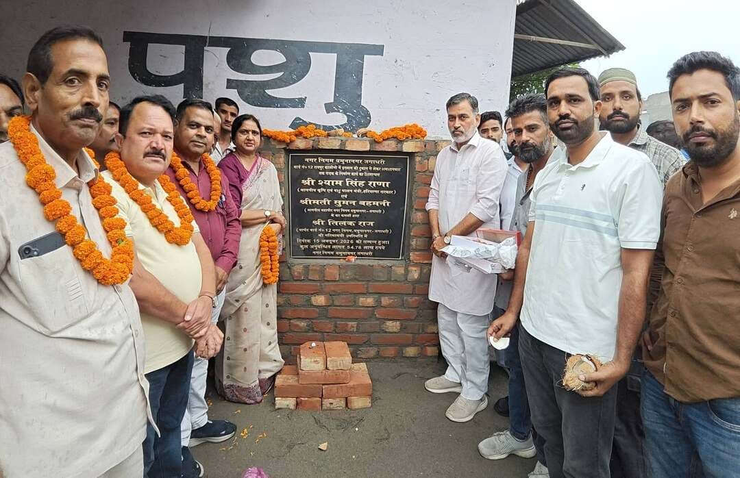 रायपुर कॉलोनी में 54.78 लाख से बनेगी सड़क, मेयर ने किया शिलान्यास
श्मशान घाट तक सड़क बनने से लोगों को मिलेगी राहत, निर्माण कार्य शुरू
यमुनानगर। नगर निगम के वार्ड नंबर 12 की रायपुर कॉलोनी में 54.78 लाख रुपये की लागत से सड़क का निर्माण किया जाएगा। इस सड़क का निर्माण इस्लाम की दुकान से लेकर श्मशान घाट तक किया जाएगा। वीरवार को मेयर सुमन बहमनी और भाजपा नेता नेपाल राणा ने इस विकास कार्य का शिलान्यास किया। उन्होंने नारियल फोड़कर सड़क निर्माण कार्य का शुभारंभ किया। इस सड़क के बनने से क्षेत्र के लोगों को आवागमन में सुविधा मिलेगी और श्मशान घाट तक पहुंचने का रास्ता भी बेहतर होगा।
शिलान्यास कार्यक्रम के दौरान मेयर सुमन बहमनी ने कहा कि शहर के सभी वार्डों में विकास कार्यों को प्राथमिकता के आधार पर करवाया जा रहा है। नगर निगम का प्रयास है कि लोगों को बुनियादी सुविधाएं उपलब्ध कराने के साथ ही सड़कों और अन्य आवश्यक ढांचागत सुविधाओं को मजबूत किया जाए। उन्होंने कहा कि विकास कार्यों में गुणवत्ता का विशेष ध्यान रखा जाएगा, ताकि लोगों को लंबे समय तक इनका लाभ मिल सके। उन्होंने कहा कि शहर के विकास में प्रत्येक वार्ड की जरूरतों को ध्यान में रखा जा रहा है। जहां भी सड़क, निकासी या अन्य बुनियादी सुविधाओं से संबंधित समस्याएं हैं, उन्हें दूर करने के लिए योजनाबद्ध तरीके से काम किया जा रहा है। उन्होंने संबंधित क्षेत्र के लोगों को आश्वस्त किया कि विकास कार्यों को प्राथमिकता के साथ आगे बढ़ाया जाएगा। भाजपा नेता नेपाल राणा ने कहा कि क्षेत्र में सड़क निर्माण से स्थानीय निवासियों को सुविधा मिलेगी। बेहतर सड़क होने से लोगों का आवागमन सुगम होगा और लंबे समय से महसूस की जा रही जरूरत पूरी होगी। उन्होंने कहा कि क्षेत्र के विकास के लिए आवश्यक कार्यों को आगे बढ़ाना प्राथमिकता है। इस अवसर पर वार्ड पार्षद तिलक राज, भाजपा मंडल अध्यक्ष मनोज धीमान, मंडल अध्यक्ष आदेश राणा, राशिद सहित अन्य लोग मौजूद रहे।
फोटो कैप्शन - रायपुर कॉलोनी में सड़क का शिलान्यास करती मेयर सुमन बहमनी व अन्य।