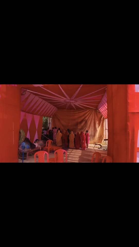 बाजपट्टी: रसलपुर बाजार में षष्ठी को निकाली जाएगी भव्य कलश शोभा यात्रा
बाजपट्टी (सीतामढ़ी): प्रखंड क्षेत्र के रसलपुर बाजार स्थित आजाद युवा दुर्गा पूजा समिति के तत्वावधान में शारदीय नवरात्र की षष्ठी तिथि को भव्य कलश शोभा यात्रा निकाली जाएगी।
इस संबंध में पूजा समिति के सचिव सुमन कुमार ने जानकारी देते हुए बताया कि कलश यात्रा की तैयारियां पूरी कर ली गई हैं। समिति में अध्यक्ष पद पर बजरंग कुमार, उपाध्यक्ष अम्मू कुमार, कोषाध्यक्ष अभिषेक कुमार और सचिव सुमन कुमार सक्रिय रूप से व्यवस्था संभालने में जुटे हुए हैं।
#Bajpatti #RasulpurBazar #DurgaPuja #KalashYatra #Navratri #Sitamarhi #BiharNews
बाजपट्टी, रसलपुर बाजार, आजाद युवा दुर्गा पूजा समिति, कलश शोभा यात्रा, षष्ठी, सुमन कुमार, बजरंग कुमार, अम्मू कुमार, अभिषेक कुमार, सीतामढ़ी दुर्गा पूजा