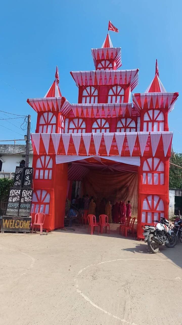बाजपट्टी: रसलपुर बाजार में षष्ठी को निकाली जाएगी भव्य कलश शोभा यात्रा
बाजपट्टी (सीतामढ़ी): प्रखंड क्षेत्र के रसलपुर बाजार स्थित आजाद युवा दुर्गा पूजा समिति के तत्वावधान में शारदीय नवरात्र की षष्ठी तिथि को भव्य कलश शोभा यात्रा निकाली जाएगी।
इस संबंध में पूजा समिति के सचिव सुमन कुमार ने जानकारी देते हुए बताया कि कलश यात्रा की तैयारियां पूरी कर ली गई हैं। समिति में अध्यक्ष पद पर बजरंग कुमार, उपाध्यक्ष अम्मू कुमार, कोषाध्यक्ष अभिषेक कुमार और सचिव सुमन कुमार सक्रिय रूप से व्यवस्था संभालने में जुटे हुए हैं।
#Bajpatti #RasulpurBazar #DurgaPuja #KalashYatra #Navratri #Sitamarhi #BiharNews
बाजपट्टी, रसलपुर बाजार, आजाद युवा दुर्गा पूजा समिति, कलश शोभा यात्रा, षष्ठी, सुमन कुमार, बजरंग कुमार, अम्मू कुमार, अभिषेक कुमार, सीतामढ़ी दुर्गा पूजा