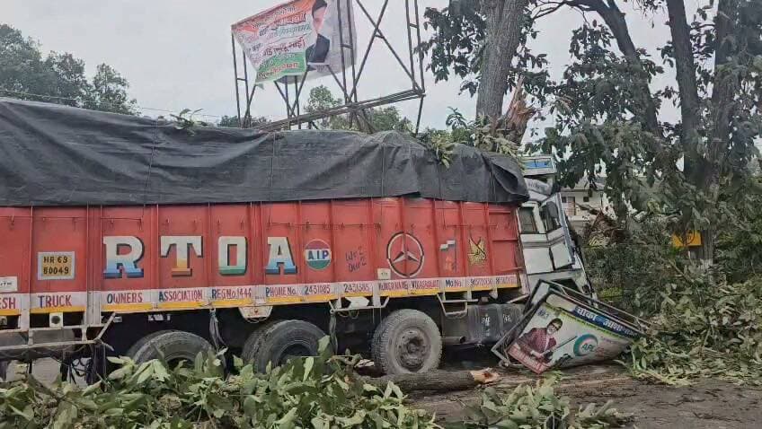 देहरादून के आशारोड़ी चेकपोस्ट पर एक बार फिर ट्रक हादसे की खबर सामने आई है!
इस व्यस्त मार्ग पर लगातार हो रही दुर्घटनाएं गंभीर चिंता का विषय बन गई हैं। आखिर कब तक बेकाबू रफ्तार और लचर सड़क सुरक्षा व्यवस्था यूँ ही लोगों की जान जोखिम में डालती रहेगी?
प्रशासन और संबंधित विभागों को इस पर जल्द से जल्द कड़े कदम उठाने की जरूरत है ताकि ऐसे हादसों पर रोक लगाई जा सके।
#Dehradun #Asharodi #RoadSafety #Uttarakhand #Accident #TrafficSafetyProducts
