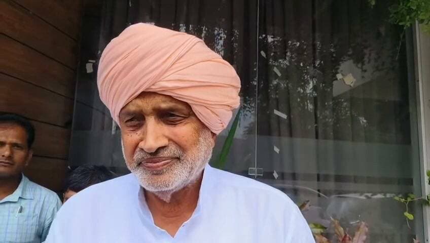 प्रधानमंत्री नरेंद्र मोदी का सपना किसान को पारदर्शी तरीके से हाथ में मिले उसकी पॉलिसी : श्याम सिंह राणा
-हरियाणा के कृषि एवं किसान कल्याण मंत्री श्याम सिंह राणा ने किसानों को वितरित की बीमा पॉलिसियां
- प्रधानमंत्री फसल बीमा योजना के तहत "मेरी पॉलिसी मेरे हाथ" राज्य स्तरीय समारोह का शाहाबाद के एंबिएंस रिजॉर्ट में हुआ भव्य आयोजन
-कुरुक्षेत्र जिले में अभी तक पराली जलाने की एक भी घटना नहीं आई सामने
शाहाबाद, 15 अक्टूबर। हरियाणा के कृषि एवं किसान कल्याण विभाग मंत्री श्याम सिंह राणा ने कहा कि प्रधानमंत्री नरेंद्र मोदी की सोच है कि किसान को पारदर्शी तरीके से उसकी पॉलिसी उसके हाथ में मिले। इसी सोच के तहत मेरी पॉलिसी मेरे हाथ अभियान शुरू किया गया है। केंद्र सरकार और राज्य सरकार ने 15 अक्टूबर से 15 नवंबर तक पूरे भारत में एक महीने के लिए विशेष ड्राइव चलाई है। इस ड्राइव के तहत हर पात्र किसान को उसकी फसल बीमा पॉलिसी उसके हाथ में दी जा रही है, ताकि किसान को यह पता चल सके कि उसकी फसल का बीमा हुआ है, उसकी प्रीमियम राशि क्या है और उसे क्लेम कैसे मिलेगा।
हरियाणा के कृषि एवं किसान कल्याण मंत्री श्याम सिंह राणा ने वीरवार को शाहाबाद के एंबिएंस रिजॉर्ट में कृषि एवं किसान कल्याण विभाग हरियाणा द्वारा प्रधानमंत्री फसल बीमा योजना के अंतर्गत मेरी पॉलिसी मेरे हाथ राज्य स्तरीय समारोह मुख्य अतिथि के रूप में शिरकत की। मुख्य अतिथि कैबिनेट मंत्री श्याम सिंह राणा ने कार्यक्रम में मौजूद किसानों को प्रधानमंत्री फसल बीमा योजना के तहत "मेरी पॉलिसी मेरे हाथ" अभियान की पॉलिसी अपने मुबारक हाथों से वितरित की। किसानों को पॉलिसी मिलते ही उनके चेहरों पर खुशी देखने को मिली।
कैबिनेट मंत्री श्याम सिंह राणा ने कहा कि किसानों को सुरक्षित करने के लिए केंद्र सरकार और राज्य सरकार द्वारा विभिन्न कल्याणकारी योजनाएं चलाई जा रही हैं। उन्होंने मेरी फसल मेरा ब्यौरा पोर्टल के बारे में विस्तार से जानकारी दी और कहा कि हर किसान को अपना पंजीकरण इस पोर्टल पर जरूर करवाना चाहिए, ताकि सरकार की सभी योजनाओं का लाभ सीधे उसके खाते में पहुंच सके।
उन्होंने कहा कि प्रधानमंत्री नरेंद्र मोदी जी का लक्ष्य है कि 2047 तक भारत को विकसित राष्ट्र बनाना है। भारत विकसित तभी होगा जब हमारा किसान विकसित होगा, हमारा मजदूर विकसित होगा, हमारा व्यापारी विकसित होगा और समाज का हर वर्ग विकसित होगा। जब हर वर्ग विकसित होगा, तभी 2047 तक भारत एक विकसित भारत बनेगा।
कैबिनेट मंत्री श्याम सिंह राणा कहा कि किसान अन्नदाता है और किसान के पास ही खाने की गारंटी है। आज के समय में अगर हम खाएंगे नहीं तो जीवित कैसे रहेंगे? और खाने के लिए हमें किसान की जरूरत है। इसलिए किसान का सम्मान करना हम सबका कर्तव्य है। उन्होंने कहा कि भारत एक कृषि प्रधान देश है और दुनिया में यह अकेला देश ऐसा है जिसमें समतल एरिया सबसे ज्यादा है। जहां खेती हो सकती है वह एरिया सबसे ज्यादा भारत में है। यह हमारे देश के लिए गर्व की बात है और हमें इस उपजाऊ जमीन का सही उपयोग करना चाहिए।
कुरुक्षेत्र जिले में अभी तक पराली जलाने की एक भी घटना नहीं आई सामने
कार्यक्रम के दौरान कैबिनेट मंत्री श्याम सिंह राणा ने सभी किसानों को "ना पराली जलाएंगे, ना जलाने देंगे" की शपथ भी दिलाई। उन्होंने कहा कि पराली जलाना पर्यावरण, जमीन और मानव स्वास्थ्य तीनों के लिए हानिकारक है। सरकार पराली प्रबंधन के लिए सब्सिडी पर मशीनें दे रही है, इसलिए किसानों को पराली को आग लगाने की बजाय उसका सही प्रबंधन करना चाहिए। उन्होंने खुशी जताई कि कुरुक्षेत्र जिले में अभी तक पराली जलाने की एक भी घटना सामने नहीं आई है, जो किसानों की जागरूकता को दर्शाता है।
उप निदेशक ने दी योजना की विस्तृत जानकारी
कृषि एवं किसान कल्याण विभाग के उप निदेशक गिरीश नागपाल ने भी प्रधानमंत्री फसल बीमा योजना के बारे में विस्तृत जानकारी दी। उन्होंने कहा कि इस योजना में बहुत ही कम प्रीमियम पर किसानों को फसल का बीमा मिलता है। प्राकृतिक आपदा, कीट हमला या किसी भी कारण से फसल खराब होने पर किसानों को मुआवजा दिया जाता है। उन्होंने कहा कि अब तक जिले में पराली की कोई भी घटना नहीं हुई है और विभाग लगातार गांव-गांव जाकर किसानों को जागरूक कर रहा है।
ये गणमान्य रहे उपस्थित
इस राज्य स्तरीय समारोह में एसडीओ जितेंद्र मेहता, एसडीओ शशिपाल शर्मा, सांख्यिकी अधिकारी नीतू राय, एचडीएफसी एर्गो से डॉ. सचिन, भारतीय कृषि बीमा कंपनी से नीमा और गौरी शर्मा तथा इंडसइंड कंपनी से सूर्यांश सिंह, स्टेट नोडल ऑफिसर डॉ. देवेंद्र शोरन सहित कृषि एवं किसान कल्याण विभाग के अनेक अधिकारी, संबंधित बीमा कंपनियों के पदाधिकारी और भारी संख्या में प्रगतिशील किसान उपस्थित थे।