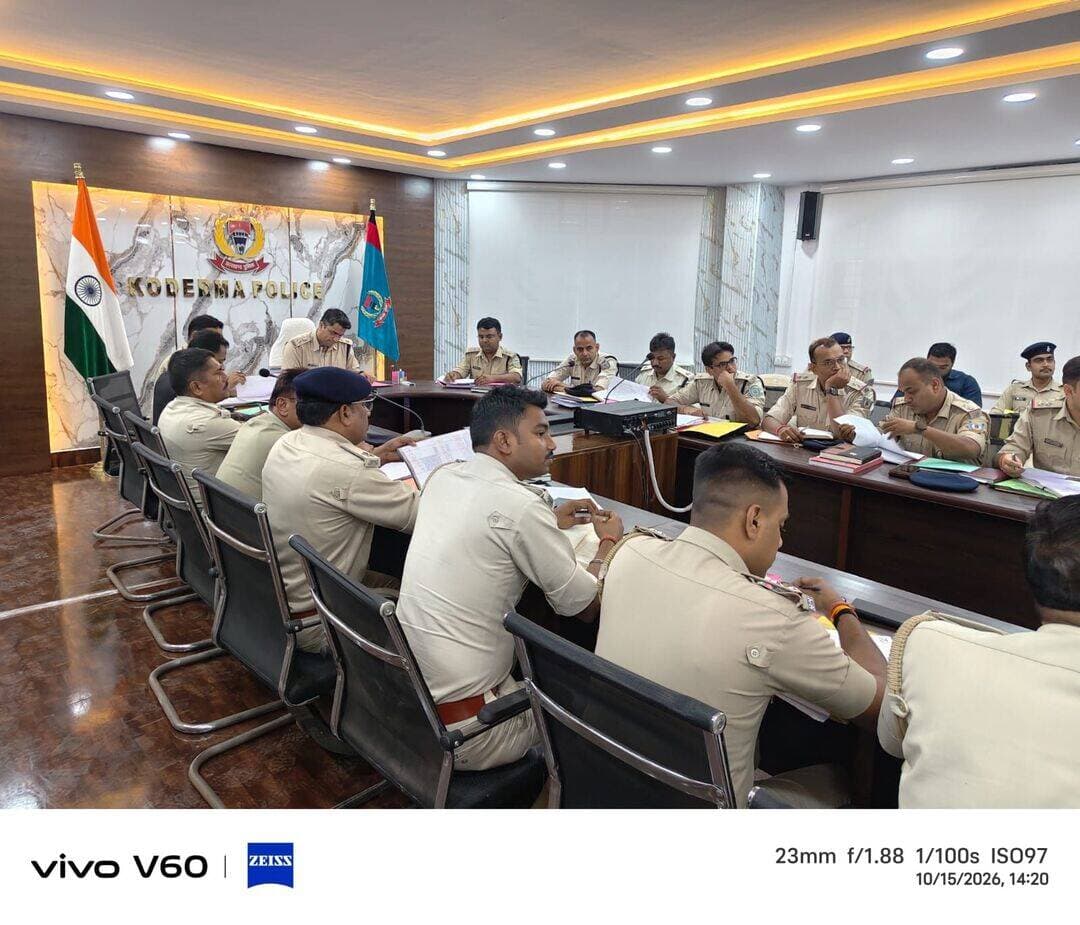 अपराध नियंत्रण को लेकर एसपी सख्त, लंबित कांडों के त्वरित निष्पादन का निर्देश
कोडरमा। पुलिस अधीक्षक कुमार शिवाशिष के नेतृत्व में 15 अक्टूबर को पुलिस कार्यालय सभागार में मासिक अपराध गोष्ठी आयोजित की गई। बैठक में जिले के सभी पुलिस उपाधीक्षक, अंचल पुलिस निरीक्षक, थाना प्रभारी, ओपी प्रभारी एवं विभिन्न शाखाओं के पदाधिकारी उपस्थित रहे। इस दौरान अपराध नियंत्रण, लंबित कांडों के निष्पादन और कानून-व्यवस्था की समीक्षा की गई।
पुलिस के अनुसार, सितंबर 2026 में दर्ज 113 मामलों के मुकाबले 156 कांडों का निष्पादन किया गया। गंभीरता से कार्य करते हुए 150 प्रतिशत से अधिक कांडों का निष्पादन करने वाले थाना प्रभारियों को पुरस्कृत किया गया। वहीं, पिछले महीने विभिन्न मामलों में 64 आरोपियों को गिरफ्तार कर न्यायिक हिरासत में भेजा गया।
महिला अपराध से जुड़े मामलों में 60 दिनों के भीतर आरोप पत्र समर्पित करने का निर्देश दिया गया। पुलिस अधीक्षक ने नशे के कारोबार के खिलाफ जीरो टॉलरेंस के तहत सख्त कार्रवाई करने, चोरी और वाहन चोरी की घटनाओं पर अंकुश लगाने तथा अपराधियों की गिरफ्तारी सुनिश्चित करने को कहा।
बैठक में पासपोर्ट सत्यापन के 331 मामलों का 15 दिनों के भीतर निष्पादन किए जाने की भी जानकारी दी गई। आगामी दुर्गापूजा को देखते हुए सभी थाना प्रभारियों को अतिरिक्त गश्ती, बाइक पेट्रोलिंग और शक्ति स्क्वॉड के माध्यम से निगरानी बढ़ाने का निर्देश दिया गया, ताकि श्रद्धालु शांतिपूर्ण और सुरक्षित माहौल में पूजा कर सकें।
