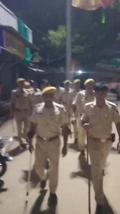 पापड़दा: पंचायत चुनाव से पहले आलूदा-पापड़दा में पुलिस ने निकाला फ्लैग मार्च