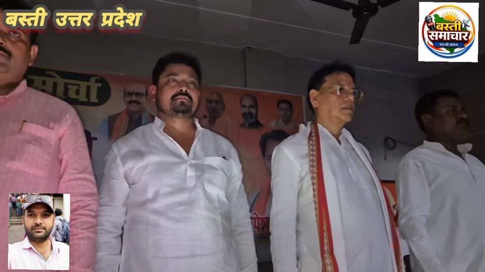 हरीश द्विवेदी की माता के निधन से किसान मोर्चा के क्षेत्रीय अध्यक्ष रामानंद नन्हे का स्वागत समारोह स्थगित
भाजपा कार्यालय पर आयोजित हुई श्रद्धांजलि सभा, दिवंगत आत्मा की शांति के लिए दो मिनट का मौन रखकर दी गई भावभीनी श्रद्धांजलि
बस्ती। भाजपा के राष्ट्रीय महामंत्री हरीश द्विवेदी की माता जी के निधन के कारण किसान मोर्चा गोरखपुर के नवनियुक्त क्षेत्रीय अध्यक्ष रामानंद नन्हे के स्वागत समारोह को स्थगित कर दिया गया। स्वागत कार्यक्रम पहले से प्रस्तावित था, लेकिन शोक की इस घड़ी में पार्टी नेतृत्व के प्रति संवेदना व्यक्त करते हुए आयोजन को आगे बढ़ाने का निर्णय लिया गया।
इस संबंध में जानकारी देते हुए किसान मोर्चा के क्षेत्रीय अध्यक्ष रामानंद नन्हे ने बताया कि उनके स्वागत का कार्यक्रम पूर्व निर्धारित था। भाजपा के राष्ट्रीय महामंत्री हरीश द्विवेदी की माता जी के निधन का समाचार मिलने के बाद कार्यक्रम स्थगित कर दिया गया। उन्होंने कहा कि इस दुखद समय में शोकाकुल परिवार के प्रति संवेदना व्यक्त करना प्राथमिकता है।
कार्यक्रम के संयोजक सच्चिदानंद पाण्डेय ने बताया कि स्वागत समारोह के लिए जल्द ही नई तिथि और कार्यक्रम की रूपरेखा तय की जाएगी। उन्होंने कहा कि परिस्थितियां अनुकूल होने पर नए कार्यक्रम की जानकारी सभी संबंधित लोगों को दी जाएगी।
पार्टी कार्यालय पर आयोजित हुई श्रद्धांजलि सभा
स्वागत समारोह स्थगित होने के बाद पार्टी कार्यालय पर श्रद्धांजलि सभा का आयोजन किया गया। इसमें उपस्थित भाजपा नेताओं, कार्यकर्ताओं और समर्थकों ने हरीश द्विवेदी की माता जी के चित्र पर पुष्प अर्पित कर उन्हें भावभीनी श्रद्धांजलि दी। सभी ने दिवंगत आत्मा की शांति के लिए दो मिनट का मौन रखा और शोक संतप्त परिवार के प्रति अपनी संवेदना व्यक्त की।
श्रद्धांजलि सभा में उपस्थित लोगों ने इस दुखद घड़ी में हरीश द्विवेदी और उनके परिवार के प्रति सहानुभूति प्रकट करते हुए दिवंगत आत्मा की शांति के लिए प्रार्थना की।
ये लोग रहे मौजूद
श्रद्धांजलि सभा में किसान मोर्चा के प्रदेश उपाध्यक्ष गोपेश्वर त्रिपाठी,दयाराम चौधरी, यशकांत सिंह,उमाशंकर पटवा, अमृत वर्मा, प्रेम नारायण चौधरी, दिलीप पांडेय, विजय बहादुर सिंह, अमरेश पांडेय, शिबलू पांडेय, उमेश तिवारी, वरुण पांडेय, नीरज कुमार पांडेय, शेष नारायण गुप्ता, उमाकांत शुक्ला, दिग्विजय सिंह राणा, विमल पाण्डेय, आलोक पांडेय, मनोज सिंह, रविचंद्र पांडेय, जगदंबा शुक्ला, पवन चौधरी, दिनेश गुप्ता, रमेश गुप्ता, डॉ. अरविंद चौधरी, अतुल पांडेय, मोनू, राजन ठाकुर, प्रशांत सोनकर, वैभव पांडेय, प्रदीप तिवारी, राधेश्याम कमलापुरी, सचिन सिंह, दिव्यांशु, विक्रम सिंह, विमलेंद्र सिंह, शक्ति पाठक, संजय पंडित, अमित त्रिपाठी, विजय बिहारी तिवारी, राम अजोर राजभर और चीकू पांडेय सहित अन्य लोग मौजूद रहे।