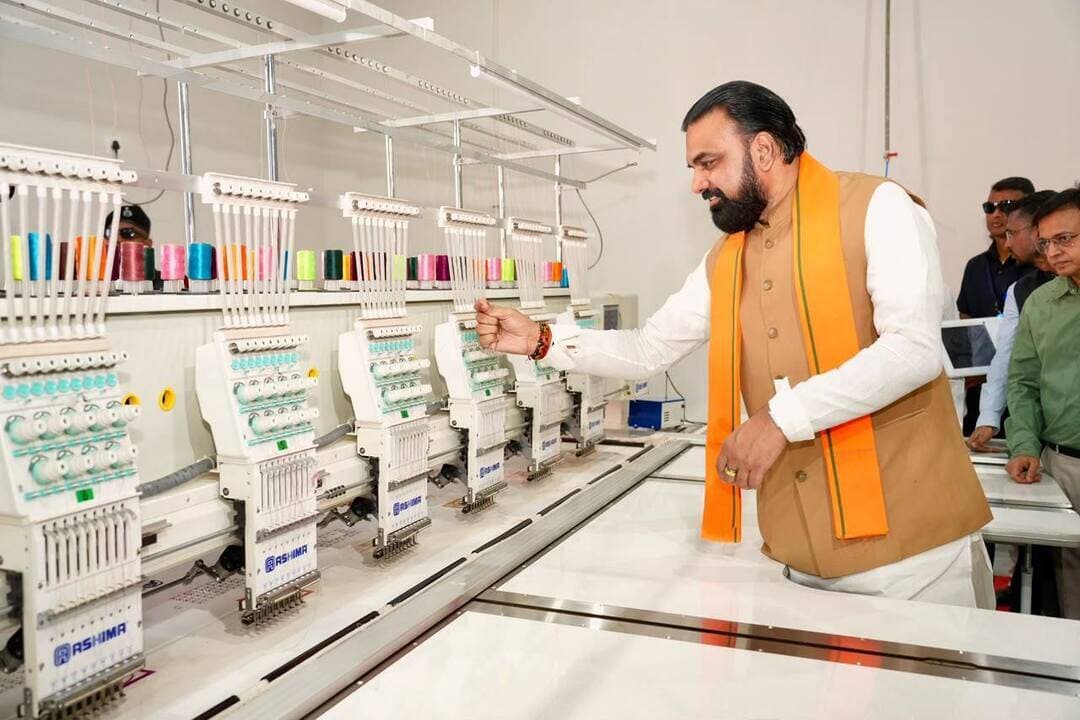 मुजफ्फरपुर में 140.95 करोड़ का मेगा लेदर पार्क शुरू, CM सम्राट चौधरी का बड़ा ऐलान—2030 तक बिहार में ही मिलेगा रोजगार!
मुजफ्फरपुर से बिहार के औद्योगिक विकास को लेकर बड़ी खबर सामने आई है। मुख्यमंत्री सम्राट चौधरी ने मोतीपुर प्रखंड के औद्योगिक क्षेत्र महवल में 140.95 करोड़ रुपये की लागत से बने मेगा लेदर, फुटवियर एवं एक्सेसरीज क्लस्टर और कॉमन फैसिलिटी सेंटर का उद्घाटन किया। इस मौके पर मुख्यमंत्री ने बिहार को उद्योगों का हब बनाने और वर्ष 2030 से पहले प्रदेश के युवाओं को राज्य में ही रोजगार उपलब्ध कराने का बड़ा लक्ष्य दोहराया।
मुख्यमंत्री ने कहा कि बिहार में निवेश और उद्योगों को बढ़ावा देने के लिए सरकार लगातार काम कर रही है। निवेशकों के प्रस्तावों की समीक्षा कर जरूरत के अनुसार 30 दिनों के भीतर संबंधित क्षेत्र के लिए नीति बनाने की दिशा में पहल की जाएगी। साथ ही, औद्योगिक इकाइयों को शेड और भूमि आवंटन पत्र वितरित किए गए तथा उद्योग विभाग और फुटवियर डिजाइन एंड डेवलपमेंट इंस्टीट्यूट के बीच एमओयू पर हस्ताक्षर हुए।
मुख्यमंत्री ने वर्ष 2030 से पहले बिहार में 1,000 मेगावाट क्षमता का डेटा सेंटर विकसित करने और मुजफ्फरपुर से पटना तथा पटना से गया तक रैपिड रेल की योजना पर काम करने की बात भी कही।
उन्होंने मुजफ्फरपुर में हवाई संपर्क, औद्योगिक क्लस्टर और ड्राई पोर्ट जैसी सुविधाओं के विकास पर जोर दिया। मुख्यमंत्री के मुताबिक, उद्योगों के विस्तार से निवेश बढ़ेगा, रोजगार के नए अवसर पैदा होंगे और बिहार की अर्थव्यवस्था को मजबूती मिलेगी।
अब देखना होगा कि ये योजनाएं धरातल पर कितनी तेजी से उतरती हैं और बिहार के युवाओं को अपने ही राज्य में रोजगार के कितने अवसर मिलते हैं।
#TirhutNow #Muzaffarpur #SamratChaudhary #BiharIndustrialDevelopment #BiharNews