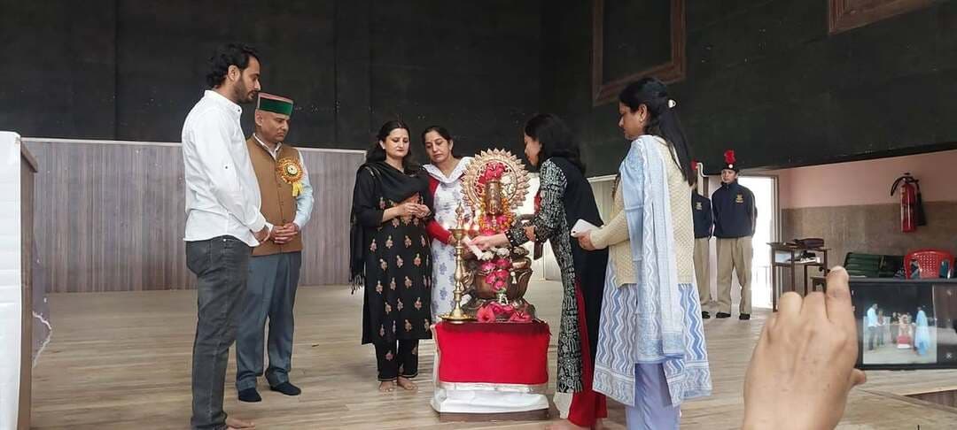 राजीव गांधी स्मारक राजकीय महाविद्यालय जोगिंदर नगर में दिनांक15 अक्टूबर 2026 को वार्षिक खेलकूद प्रतियोगिता का आयोजन किया गया जिसमें महाविद्यालय के खिलाड़ियों के साथ-साथ राजकीय महाविद्यालय मुल्थान के खिलाड़ियों ने भी बढ़ चढ़कर भाग लिया। आयोजन की अध्यक्षता महाविद्यालय के प्राचार्य प्रोफेसर प्रकाश चौहान ने की।उन्होंने खिलाड़ियों को संबोधित करते हुए कहा कि खेलकूद का जीवन में बहुत ही महत्वपूर्ण स्थान है तथा खिलाड़ी हमेशा अनुशासित,सही निर्णय लेने में सक्षम तथा सर्वांगीण विकास से परिपूर्ण रहते हैं ।महाविद्यालय के युवा राष्ट्रीय तथा अंतरराष्ट्रीय स्तर पर ख्याति प्राप्त कर रहे हैं जो कि इलाके तथा पूरे प्रदेश के लिए बहुत गर्व का विषय है ।10000 मीटर की रेस में प्रथम स्थान मनोज कुमार राजकीय महाविद्यालय मुल्थान, द्वितीय स्थान नीरज कुमार तथा तृतीय स्थान भारत, राजकीय महाविद्यालय जोगिंदर नगर को प्राप्त हुआ।5000 मीटर की रेस में लकी राज, आयुष एवं नितिन प्रथम, द्वितीय तथा तृतीय स्थान पर रहे ।शॉट पुट के महिला वर्ग में अंकिता, स्वाती एवं पायल प्रथम, द्वितीय तथा तृतीय स्थान तथा पुरुष वर्ग में सक्षम, अंकुश तथा अमन शर्मा प्रथम, द्वितीय एवं तृतीय स्थान पर रहे ।इनके अतिरिक्त 100 मीटर दौड़ तथा डिस्कस थ्रो इत्यादि अन्य प्रतियोगिताओं का आयोजन भी देर शाम तक चलता रहा ।कार्यक्रम प्रभारी प्रोफेसर उपमा धीमान तथा आयोजन सचिव प्रोफेसर ज्योति प्रकाश ने भी खिलाड़ियों को अपना आशीर्वाद दिया ।