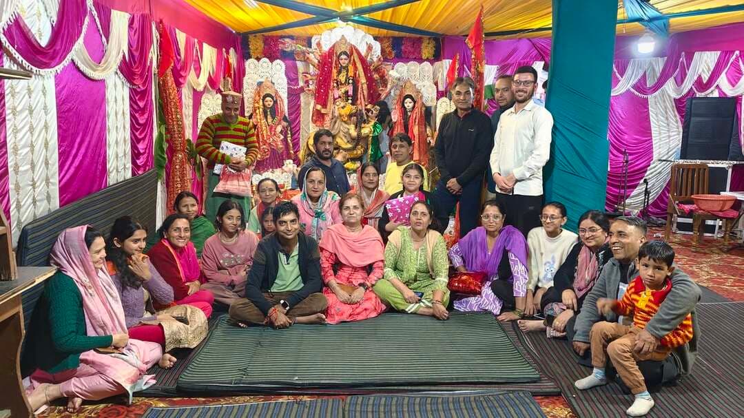 मनोहर व राकेश रावत ने किया महामाई का गुणगान
जोगिंद्रनगर, पंकज पालिया।
साईं मार्कीट जोगिंद्रनगर में चल रही मां दुर्गा पूजा एवं विसर्जन कार्यक्रम की चौथी संध्या की शुरूआत महामाई की आरती से की गई। जिओ मार्ट के सामने सजे पंडाल में चौथी संध्या में मनहर म्यूजिकल ग्रुप से लोक गायक मनोहर ठाकुर ने महामाई का गुणगान किया। इस संध्या में कूपन के माध्यम से लक्की ड्रा भी निकाले गए। उधर,युवक मंडल छतर द्वारा करवाई जा रही मां दुर्गा पूजा एवं विसर्जन कार्यक्रम में चौथी संध्या में लोक गायक राकेश रावत ने महामाई का गुणगान किया। चाैथी संध्या में प्रवक्ता संजय ठाकुर मुख्यातिथि रहे जिन्हें समिति प्रधान शक्ति ठाकुर,सचिव संतोष व अन्य सदस्यों द्वारा मां दुर्गा की फोटो भेंट कर सम्मानित किया गया।