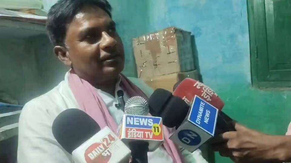 चित्रकूट में सियासी बयानबाजी तेज, सपा नेता ने गिनाए भाजपा के विकास कार्य और याद किया सपा सरकार का कार्यकाल
चित्रकूट। जिले में विकास कार्यों को लेकर सियासी चर्चा तेज हो गई है। समाजवादी पार्टी के नेता ने चित्रकूट में भाजपा सरकार के कार्यकाल में हुए विकास कार्यों का जिक्र करते हुए सपा सरकार के कार्यकाल को भी याद किया। उनके बयान के बाद जिले में विकास कार्यों और दोनों सरकारों के योगदान को लेकर राजनीतिक चर्चा शुरू हो गई है।
सपा नेता ने अपने विचार रखते हुए भाजपा सरकार के विकास कार्यों और सपा शासनकाल के दौरान हुए कार्यों का उल्लेख किया। अब इस बयान को लेकर राजनीतिक गलियारों में चर्चाएं हो रही हैं।
रिपोर्ट: दिनेश सिंह कुशवाहा, Daily 24 भारत, चित्रकूट।