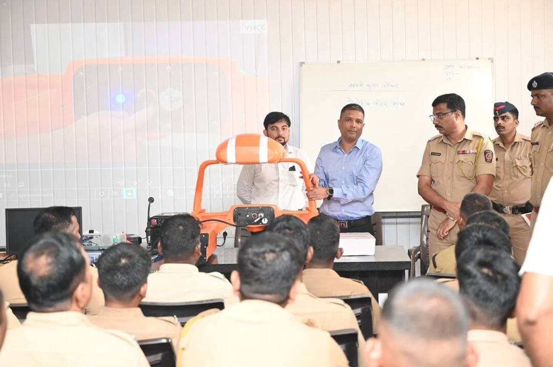 रत्नागिरी पोलीस दलाकडून "मिशन ब्लू बर्ड" अंतर्गत अत्याधुनिक Robotic Water Craft हाताळणीचे प्रशिक्षण
"मिशन ब्लू बर्ड" अंतर्गत पर्यटकांच्या सुरक्षिततेला प्राधान्य देत, जलक्षेत्रातील आपत्कालीन परिस्थितीत तातडीने मदत पोहोचविणे व प्रभावी बचावकार्य करता यावे, यासाठी रत्नागिरी पोलीस दलामार्फत करण्यात आलेल्या मागणीनुसार जिल्हा नियोजन समिती अंतर्गत अत्याधुनिक Robotic Water Craft उपलब्ध करून देण्यात आले आहेत.
सदर रोबोटिक वॉटर क्राफ्टचा प्रभावी वापर करता यावा, यासाठी मा. पोलीस अधीक्षक श्री. नितीन बगाटे (भा.पो.से.) व मा. अपर पोलीस अधीक्षक श्री. बी. बी. महामुनी यांनी स्वतः उपस्थित राहून सर्व सागरी पोलीस अधिकारी व अंमलदार तसेच मरीन होमगार्ड यांना अत्याधुनिक रोबोटिक वॉटर क्राफ्ट हाताळणीचे प्रशिक्षण दिले.
CMO MAHARASHTRA Devendra Fadnavis Eknath Shinde - एकनाथ शिंदे Sunetra Pawar उदय सामंत Yogesh Ramdas Kadam महाराष्ट्र पोलीस | Maharashtra Police IGP Konkan Range Nitin Bagate IPS #training #seasafety #ratnagiri #ratnagiripolice