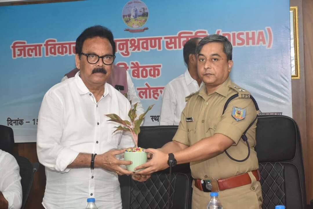 लोहरदगा में विकास योजनाओं की समीक्षा, सांसद सुखदेव भगत ने लंबित कार्यों में तेजी लाने का दिया निर्देश
सड़क, पेयजल, स्वास्थ्य और किसानों की समस्याओं पर हुई चर्चा, अस्पतालों में डॉक्टरों की नियमित उपस्थिति सुनिश्चित करने को कहा #लोहरदगा #सुखदेवभगत #विकासयोजना #सड़कसमस्या #पेयजल #स्वास्थ्यसेवा #किसान #खेलोइंडिया #झारखंडसमाचार #IHQPublicIndia