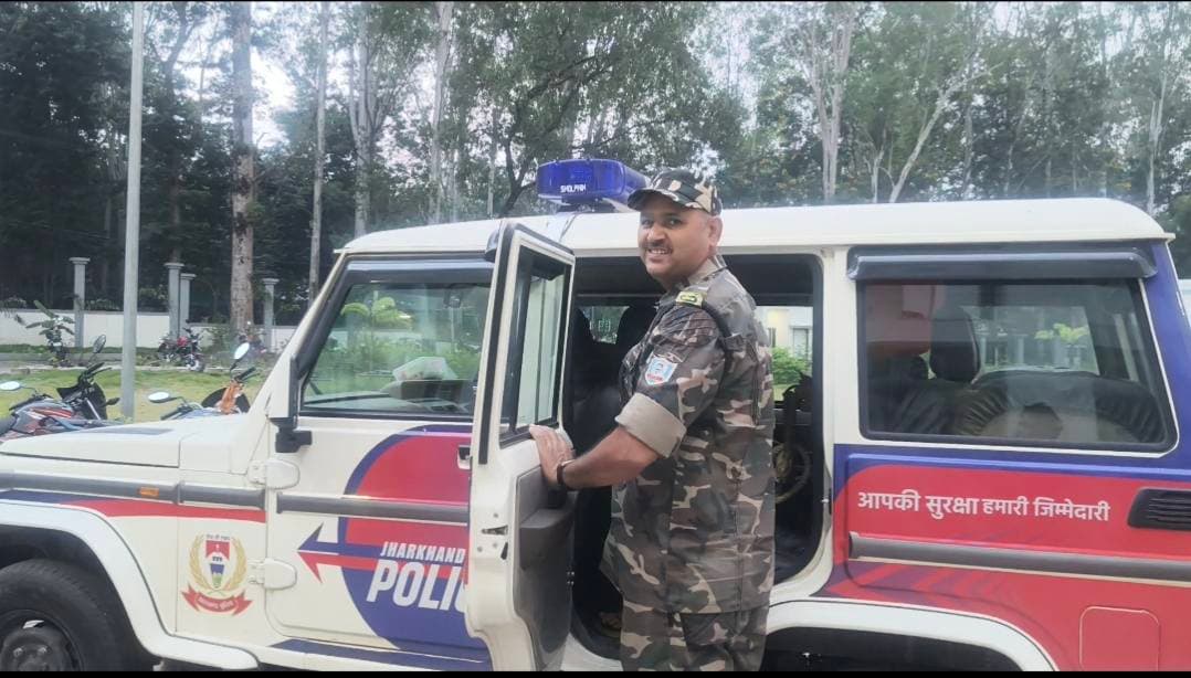 📸 लोहरदगा में 53 किलो गांजा के साथ गिरफ्तार आरोपी को फिंगरप्रिंट की प्रक्रिया पूरी होने के बाद जेल ले जाने की तैयारी चल रही थी। इसी दौरान कैमरा देखते ही आरोपी बचता नजर आया।