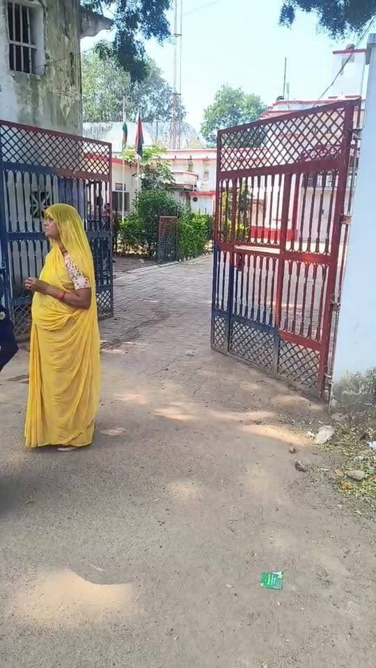 Live - एक्सीडेंट के मामले में छतरपुर जिला जेल में कैदी रोहित सिंह परमार के साथ मां ने मारपीट का आरोप लगाया