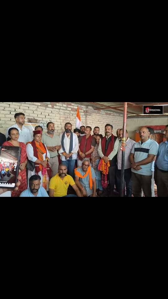स्वर्ण न्याय यात्रा के दौरान देवभूमि पार्टी के अध्यक्ष रुमित सिंह ठाकुर और करणी सेना प्रमुख महिपाल सिंह मकराना ने समाजसेवी सुनील शर्मा से की मुलाकात।
#स्वर्ण_न्याय_यात्रा #रुमित_सिंह_ठाकुर #महिपाल_सिंह_मकराना #देवभूमि_पार्टी #करणी_सेना #सुनील_शर्मा #हिमाचल_प्रदेश #UTHimachal #UTNews
