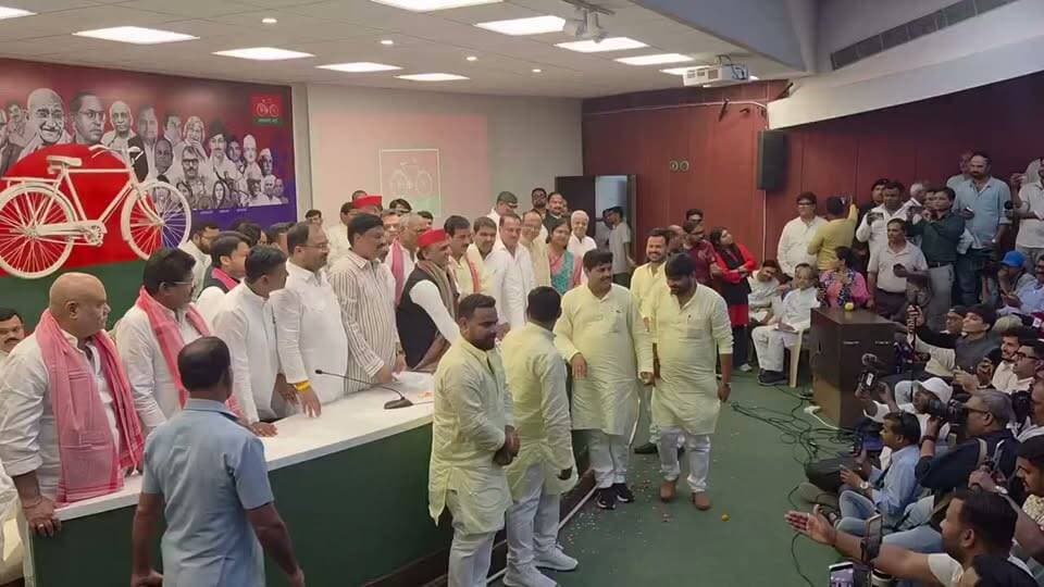 #लखनऊ अखिलेश यादव की मौजूदगी में सपा मुख्यालय पर सदस्यता ग्रहण की। भवानि भीख शुक्ला को ब्रजभूषण सिंह का करीबी माना जाता है। इसके अलावा कई जिलों के नेता भी सपा में शामिल हुए। पूर्व भाजपा नेता भवानि भीख शुक्ला अपने पांच बेटों के साथ समाजवादी पार्टी में शामिल हो गए। लखनऊ में अखिलेश यादव की मौजूदगी में सदस्यता ली, भवानि भीख शुक्ला को ब्रजभूषण सिंह का करीबी माना जाता है।