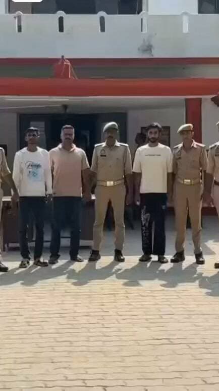 "प्रतापगढ़ में फतनपुर पुलिस और स्पेशल टीम ने संयुक्त कार्रवाई की है। उन्होंने 40.64 ग्राम एमडी ड्रग्स के साथ तीन आरोपियों को गिरफ्तार किया है। बरामद ड्रग्स की अंतरराष्ट्रीय बाजार में अनुमानित कीमत करीब 10 लाख रुपये बताई जा रही है।
"आज पुलिस ने गुरुवार दोपहर 2:30 बजे खुलासा किया। पुलिस ने आरोपियों के पास से 390 रुपये नकद और तस्करी में इस्तेमाल हो रही एक स्विफ्ट डिजायर कार भी जब्त की है। यह गिरफ्तारी बसिरहा गांव से आगे कैलीडीह की तरफ जाने वाली सड़क पर हुई
"गिरफ्तार आरोपियों की पहचान जौनपुर निवासी नीलेश यादव, प्रतापगढ़ निवासी अखिलेश कुमार और मनीष यादव के रूप में हुई है। पुलिस तीनों के खिलाफ कानूनी कार्रवाई कर रही है। पुलिस अब आरोपियों से पूछताछ कर मादक पदार्थ की सप्लाई के स्रोत और अन्य तस्करों के बारे में जानकारी जुटा रही है।"