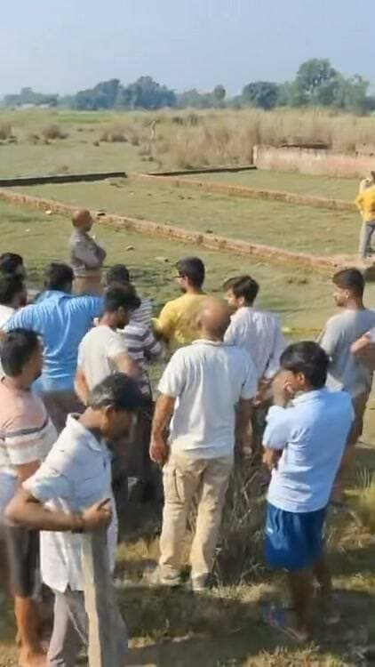 "लालगंज नगर पंचायत के बाजार वार्ड में उमाशंकर उर्फ गुड्डू (45) अपने परिवार के साथ रहते थे। उनकी शादी 14 साल पहले जलेशरगंज निवासी सुमन देवी से हुई थी। उनकी तीन बेटियां रिया (12), आयुषी (9) और पीहू (7) हैं। उमाशंकर के पिता छोटेलाल की पहले ही मौत हो चुकी है। वह बर्तनों की फेरी लगाकर परिवार का भरण-पोषण करते थे।
"मृतक के भाई दीपू कौशल ने बताया- व्यापारी उमाशंकर 14 अक्टूबर की शाम करीब 6 बजे फेरी लगाकर घर लौटे। फिर रात करीब 8 बजे मोटरसाइकिल से दुर्गा पंडाल देखने निकले थे। रात में काफी देर तक न आने पर भाभी ने सूचना दी कि भईया शाम से लापता है। फोन भी नहीं लग रहा है।
"परिजन रातभर खोजते रहे। अगले दिन सुबह करीब 7:30 बजे सूचना मिली कि काली माता मंदिर के पास शीतलमऊ नहर किनारे गड्ढे में एक व्यक्ति का शव पड़ा है। मौके पर पहुंचा तो देखा भाई का शव पानी में पड़ा था। भाई उमाशंकर के सिर पर ईट से सिर और सीना कुचला गया था। बाइक बगल में खड़ी थी।"