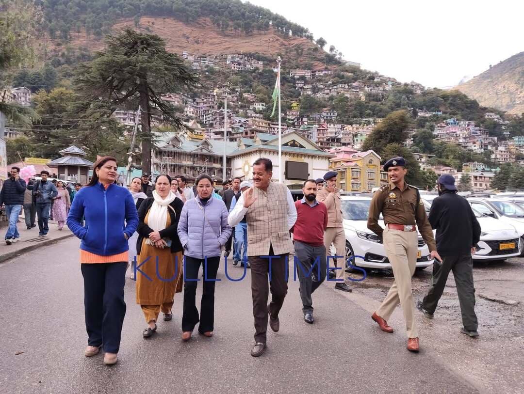 अंतरराष्ट्रीय कुल्लू दशहरा में दिखेगा वैश्विक संस्कृति और लोक कला का संगम : सुंदर सिंह ठाकुर
कला केंद्र का नवीनीकरण पूरा, 15 से 20 देशों के कलाकारों के आने की संभावना
Kullu Times
अंतरराष्ट्रीय कुल्लू दशहरा उत्सव इस बार वैश्विक संस्कृति, लोक परंपराओं और आकर्षक सांस्कृतिक प्रस्तुतियों के अनूठे संगम का साक्षी बनेगा। 21 से 27 अक्तूबर तक आयोजित होने वाले उत्सव में देश-विदेश के कलाकार अपनी संस्कृति की झलक प्रस्तुत करेंगे। उत्सव समिति के अध्यक्ष एवं विधायक सुंदर सिंह ठाकुर ने कहा कि इस बार दशहरे को पहले से अधिक आकर्षक, भव्य और सुव्यवस्थित बनाने के लिए विशेष प्रयास किए जा रहे हैं।
गुरुवार को लाल चंद प्रार्थी कला केंद्र कुल्लू में पत्रकारों से बातचीत करते हुए सुंदर सिंह ठाकुर ने कहा कि लाल चंद प्रार्थी कला केंद्र का नवीनीकरण निर्धारित समय में पूरा किया गया है। इसके लिए उन्होंने जिला प्रशासन और लोक निर्माण विभाग को बधाई दी। उन्होंने उम्मीद जताई कि कला केंद्र के नए स्वरूप में कलाकारों को बेहतर मंच मिलेगा और दर्शक पहले से अधिक आकर्षक सांस्कृतिक प्रस्तुतियों का आनंद ले सकेंगे।
15 से 20 देशों के कलाकारों की भागीदारी संभव
सुंदर सिंह ठाकुर ने बताया कि अंतरराष्ट्रीय कलाकारों की भागीदारी सुनिश्चित करने के लिए प्रयास किए जा रहे हैं। दिल्ली में अंतरराष्ट्रीय सांस्कृतिक परिषद के प्रतिनिधियों के साथ हुई बैठक के बाद करीब 15 से 20 देशों के कलाकारों के उत्सव में शामिल होने की संभावना है। इसके अतिरिक्त देश के विभिन्न राज्यों के सांस्कृतिक केंद्रों से भी कलाकार कुल्लू पहुंचेंगे। इससे दर्शकों को विभिन्न देशों और भारतीय राज्यों की समृद्ध सांस्कृतिक विरासत से रूबरू होने का अवसर मिलेगा।
उन्होंने कहा कि इस बार उत्सव में एक विशेष सामूहिक नृत्य प्रस्तुति तैयार की जा रही है, जिसमें विदेशी कलाकार भी कुल्लू की लोक धुनों पर थिरकते नजर आएंगे। इस प्रस्तुति में विदेशी, राष्ट्रीय और स्थानीय कलाकारों को एक मंच पर लाकर सांस्कृतिक एकता और विविधता का संदेश दिया जाएगा। इसके लिए नृत्य का विशेष रूप से संयोजन किया जा रहा है। उन्होंने कहा कि दशहरे में कई नए आकर्षण देखने को मिलेंगे और स्थानीय कलाकारों को भी अपनी प्रतिभा प्रदर्शित करने के पर्याप्त अवसर दिए जाएंगे।
347 देवी-देवताओं को निमंत्रण
विधायक ने कहा कि कुल्लू दशहरा की असली पहचान यहां की समृद्ध देव परंपरा है। उत्सव में भाग लेने के लिए 347 देवी-देवताओं को निमंत्रण भेजा गया है। समिति और जिला प्रशासन का प्रयास रहेगा कि देवताओं के साथ आने वाले देवलुओं, गुरों और पुजारियों को बेहतर सुविधाएं उपलब्ध करवाई जाएं। उन्होंने कहा कि देव समाज की सुविधा, सम्मान और परंपराओं का विशेष ध्यान रखा जाएगा।
सुरक्षा और स्वच्छता पर विशेष जोर
सुंदर सिंह ठाकुर ने कहा कि उत्सव के दौरान कानून-व्यवस्था बनाए रखने के लिए पुलिस अधीक्षक को आवश्यक निर्देश दिए गए हैं। शहर में सुरक्षा व्यवस्था मजबूत करने के लिए अतिरिक्त सीसीटीवी कैमरे स्थापित किए जा रहे हैं तथा पर्याप्त पुलिस बल तैनात किया जाएगा।
उन्होंने बताया कि भूतनाथ पुल से शास्त्री नगर, गांधीनगर और बाबा बालक नाथ मंदिर सहित शहर के प्रमुख क्षेत्रों में रोशनी और सजावट की व्यवस्था की जाएगी। इसके साथ ही उत्सव स्थल और शहर में स्वच्छता व्यवस्था को बेहतर बनाने पर विशेष ध्यान दिया जा रहा है। उन्होंने कहा कि आयोजन को सफल बनाने के लिए केवल साज-सज्जा ही नहीं, बल्कि यातायात प्रबंधन, सुरक्षा, साफ-सफाई और आम लोगों की सुविधा सुनिश्चित करना भी प्राथमिकता है।
उन्होंने मीडिया से उत्सव की सकारात्मक गतिविधियों, सांस्कृतिक विरासत और व्यवस्थाओं का व्यापक प्रचार-प्रसार करने का आग्रह किया। साथ ही कहा कि पत्रकारों और स्थानीय लोगों से मिलने वाले सुझावों को भी महत्व दिया जाएगा, ताकि आयोजन को और बेहतर बनाया जा सके।
विधायक ने बताया कि वर्ष 2023 में उनकी अध्यक्षता में आयोजित दशहरा उत्सव के दौरान समिति की आय लगभग 6.5 करोड़ रुपये थी, जो अब बढ़कर करीब 10 करोड़ रुपये तक पहुंच गई है। उन्होंने कहा कि आय में वृद्धि के साथ उत्सव की व्यवस्थाओं और सुविधाओं पर होने वाले खर्च में भी बढ़ोतरी की जा रही है।
उन्होंने कहा कि उपलब्ध संसाधनों का उपयोग उत्सव को बेहतर बनाने तथा देवी-देवताओं, देवलुओं, गुरों और पुजारियों सहित संबंधित वर्गों को सुविधाएं उपलब्ध करवाने के लिए किया जा रहा है। देव समाज की आवश्यकताओं और सुविधाओं को प्राथमिकता देते हुए आयोजन को अधिक व्यवस्थित बनाने के प्रयास किए जा रहे हैं।
कला केंद्र में दिखेंगी विविध प्रस्तुतियां
सुंदर सिंह ठाकुर ने कहा कि लाल चंद प्रार्थी कला केंद्र इस बार उत्सव का प्रमुख आकर्षण रहेगा। यहां स्थानीय कलाकारों को मंच प्रदान करने के साथ विभिन्न सांस्कृतिक प्रतियोगिताएं और प्रस्तुतियां आयोजित की जाएंगी। वैश्विक सामूहिक नृत्य प्रस्तुति के लिए भी अलग मंच तैयार किया जा रहा है।
उन्होंने विश्वास जताया कि स्थानीय लोक संस्कृति, देश के विभिन्न राज्यों की परंपराओं और विदेशी कलाकारों की प्रस्तुतियों से अंतरराष्ट्रीय कुल्लू दशहरा नई पहचान स्थापित करेगा। उन्होंने कहा कि कुल्लू दशहरा केवल धार्मिक आयोजन नहीं, बल्कि हिमाचल प्रदेश की समृद्ध सांस्कृतिक विरासत, लोक कला और देव परंपरा का प्रतीक है। सभी के सहयोग से इस वर्ष का उत्सव भव्य, सुव्यवस्थित और यादगार बनेगा। Sunder Singh Thakur Sukhvinder Singh Sukhu Municipal Council Kullu DC Kullu